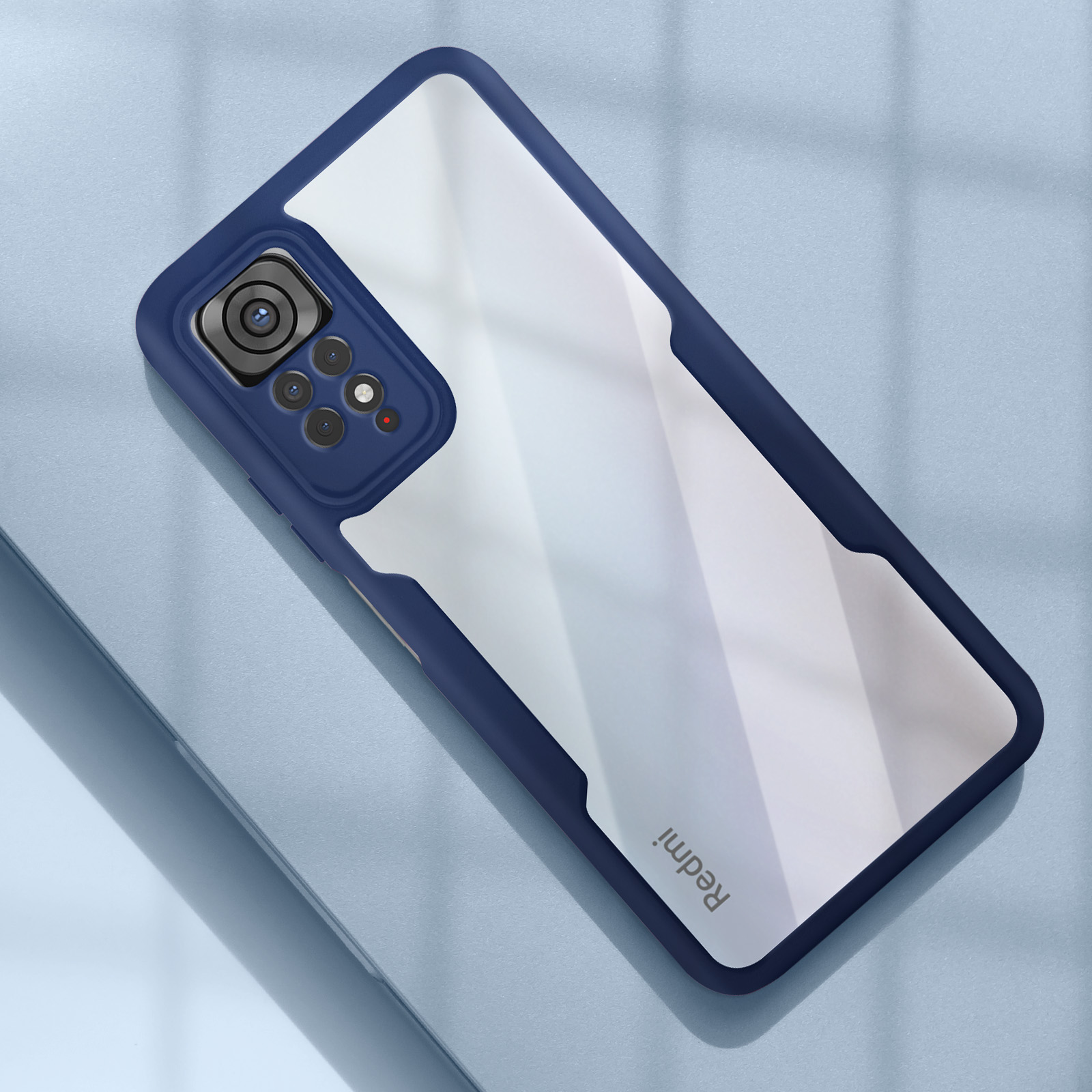Una custodia per telefono blu con retro trasparente e bordo blu navy. È su una superficie blu.