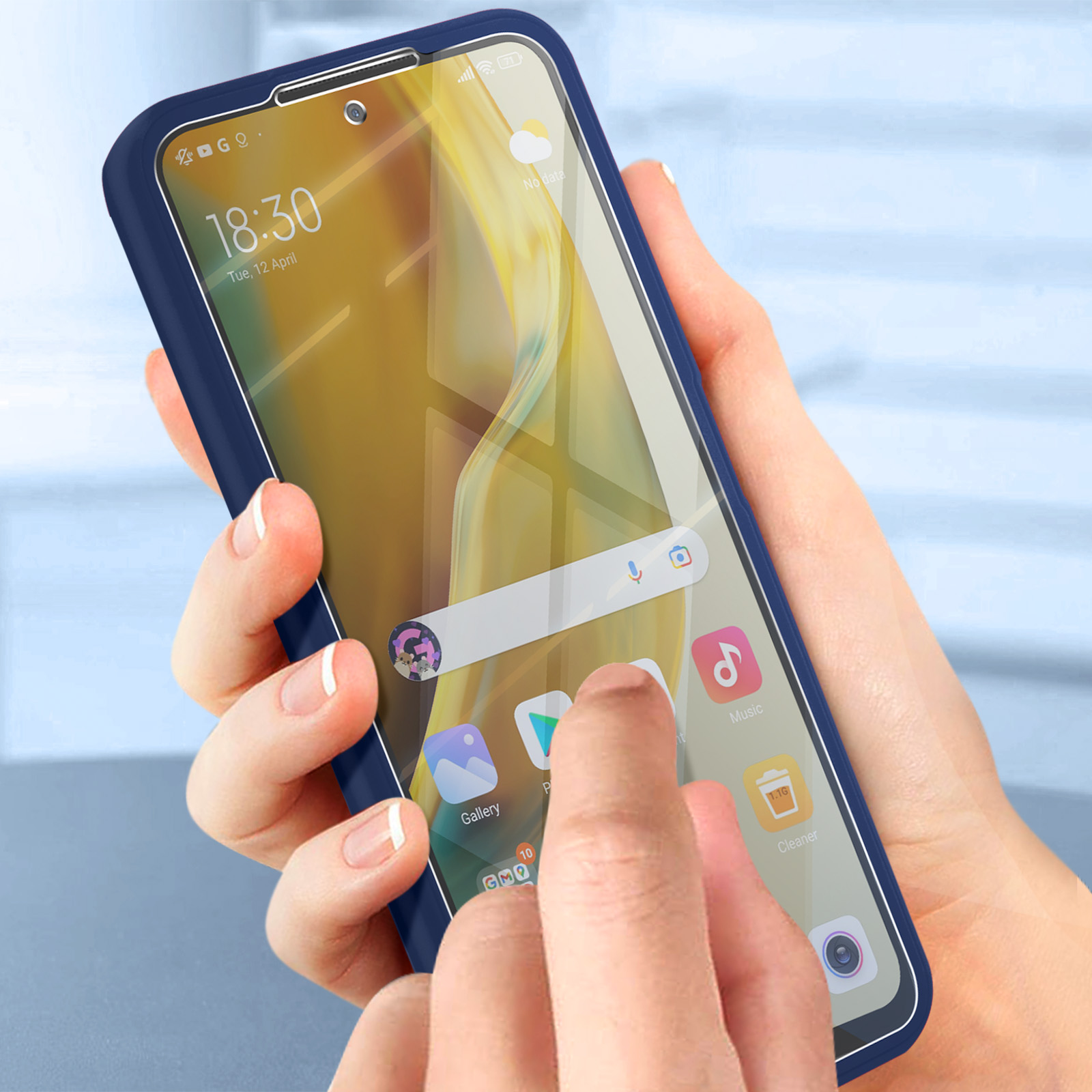 Una mano che tiene un telefono blu. Lo schermo mostra l'ora e alcune icone di app.