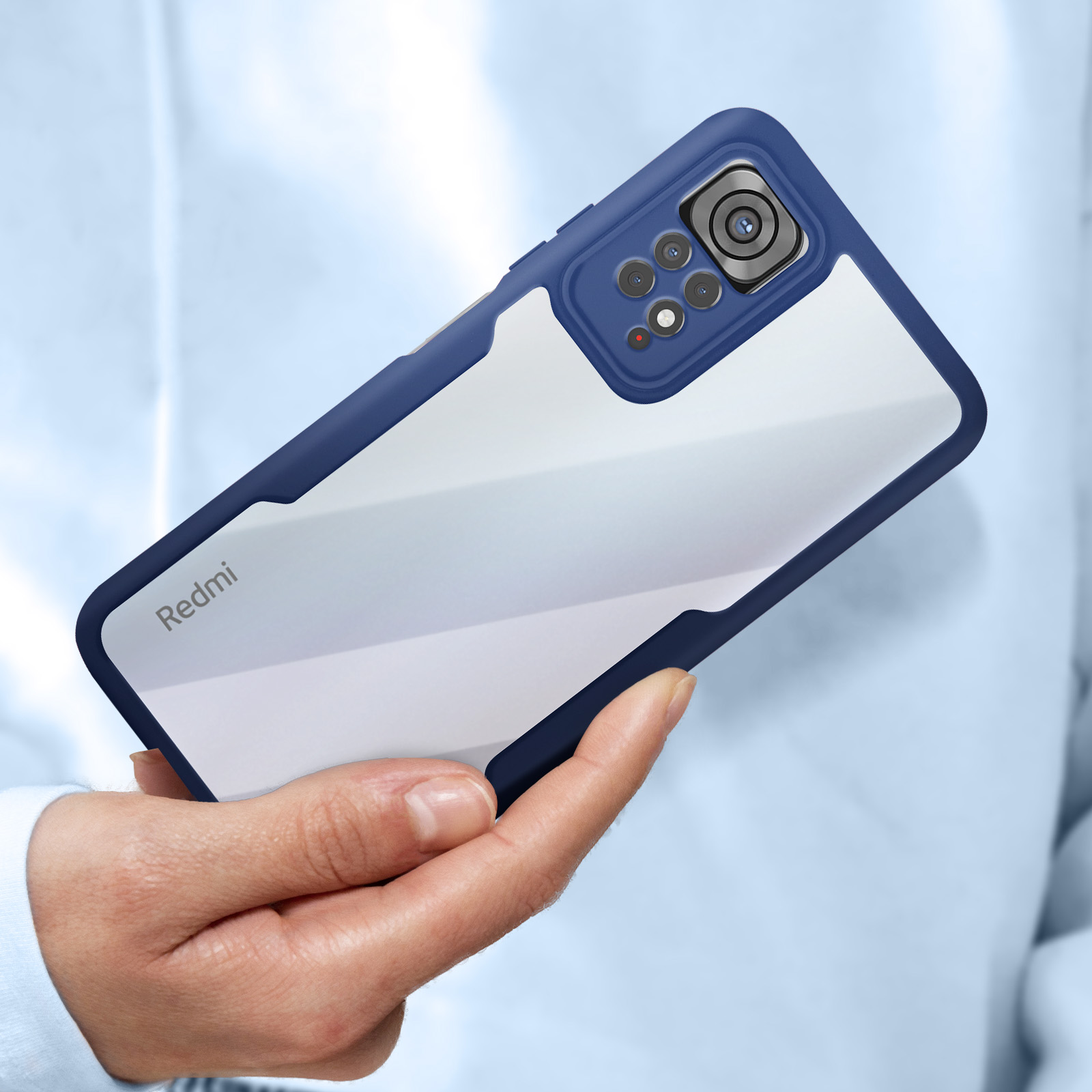 Una mano che tiene una custodia per telefono blu e bianca su uno sfondo azzurro.