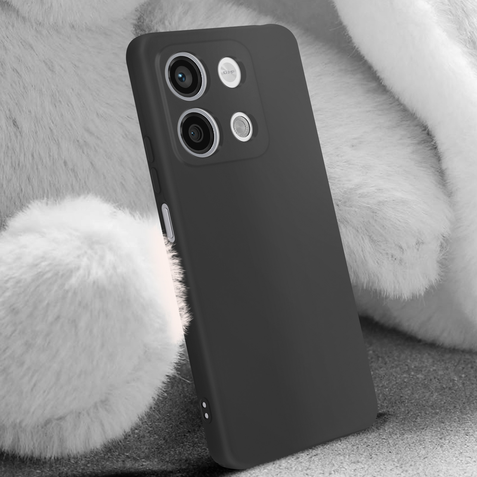 Custodia nera per telefono su una superficie bianca sfocata. La custodia ha un ritaglio per la fotocamera e i pulsanti.