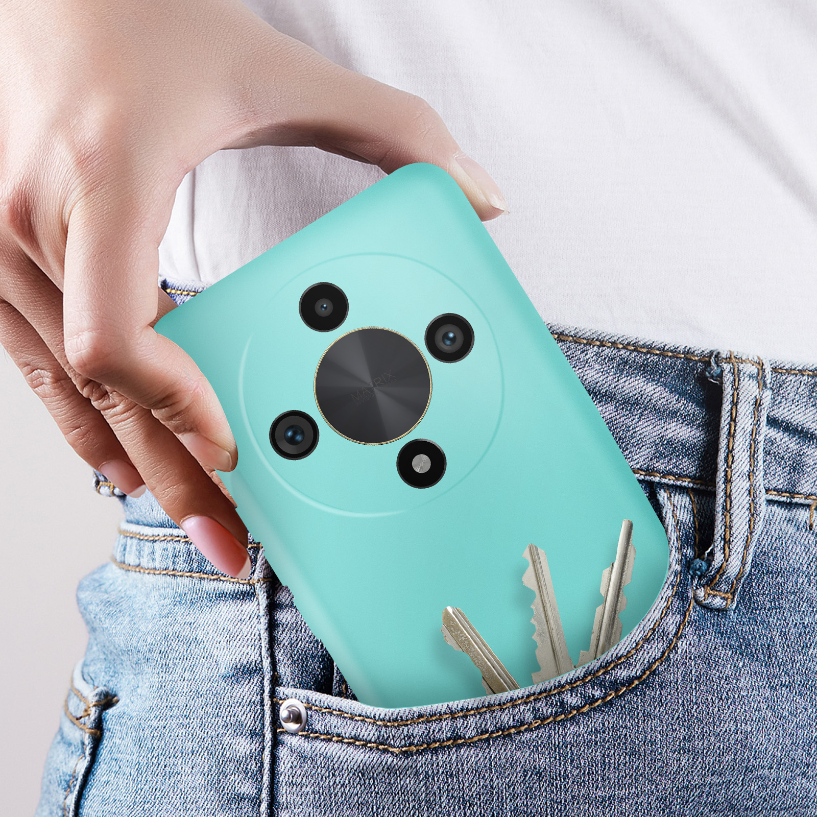 La mano di una persona in una tasca di jeans, che tiene un telefono con lenti della fotocamera.