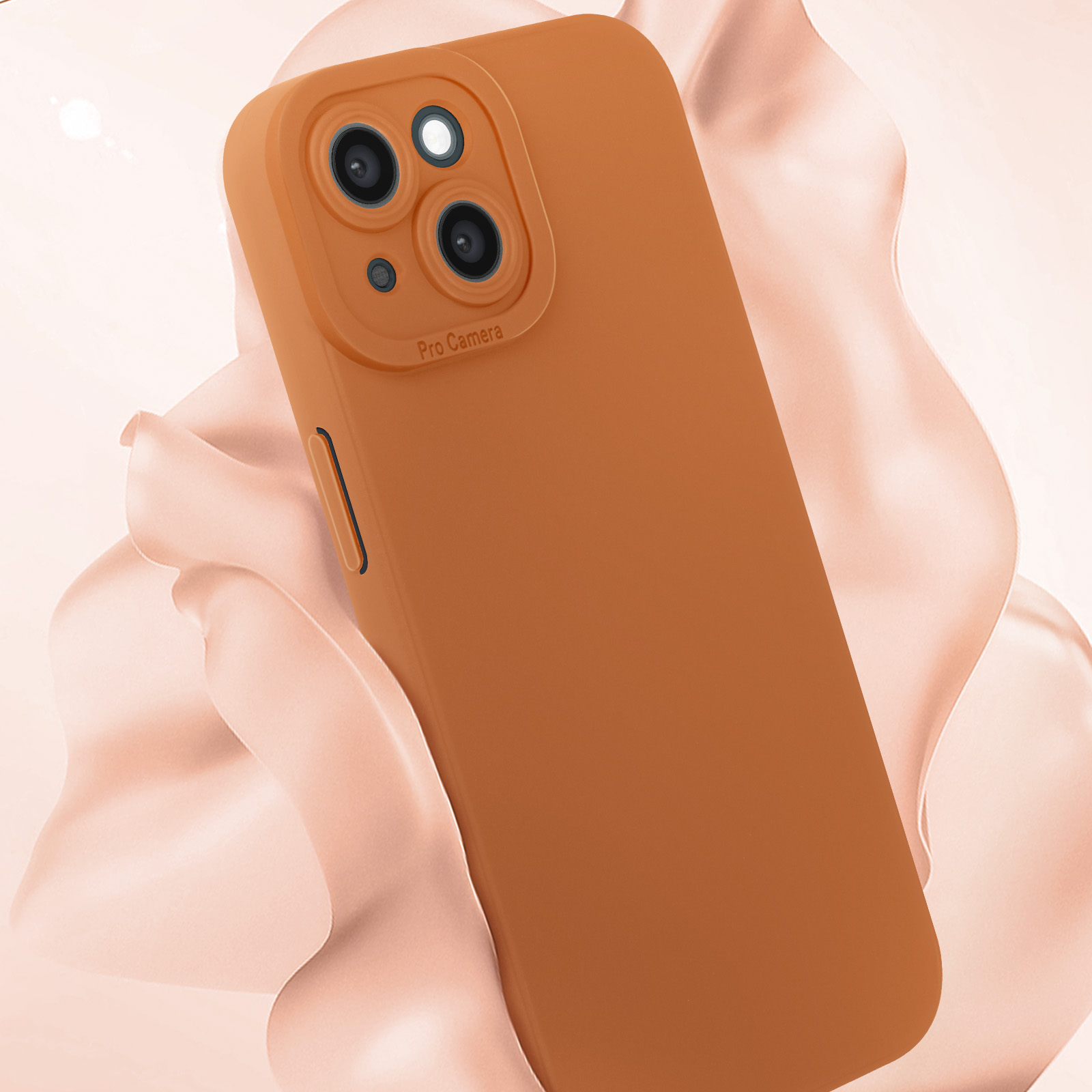 Una custodia arancione con sporgenza della fotocamera su sfondo sfocato.
