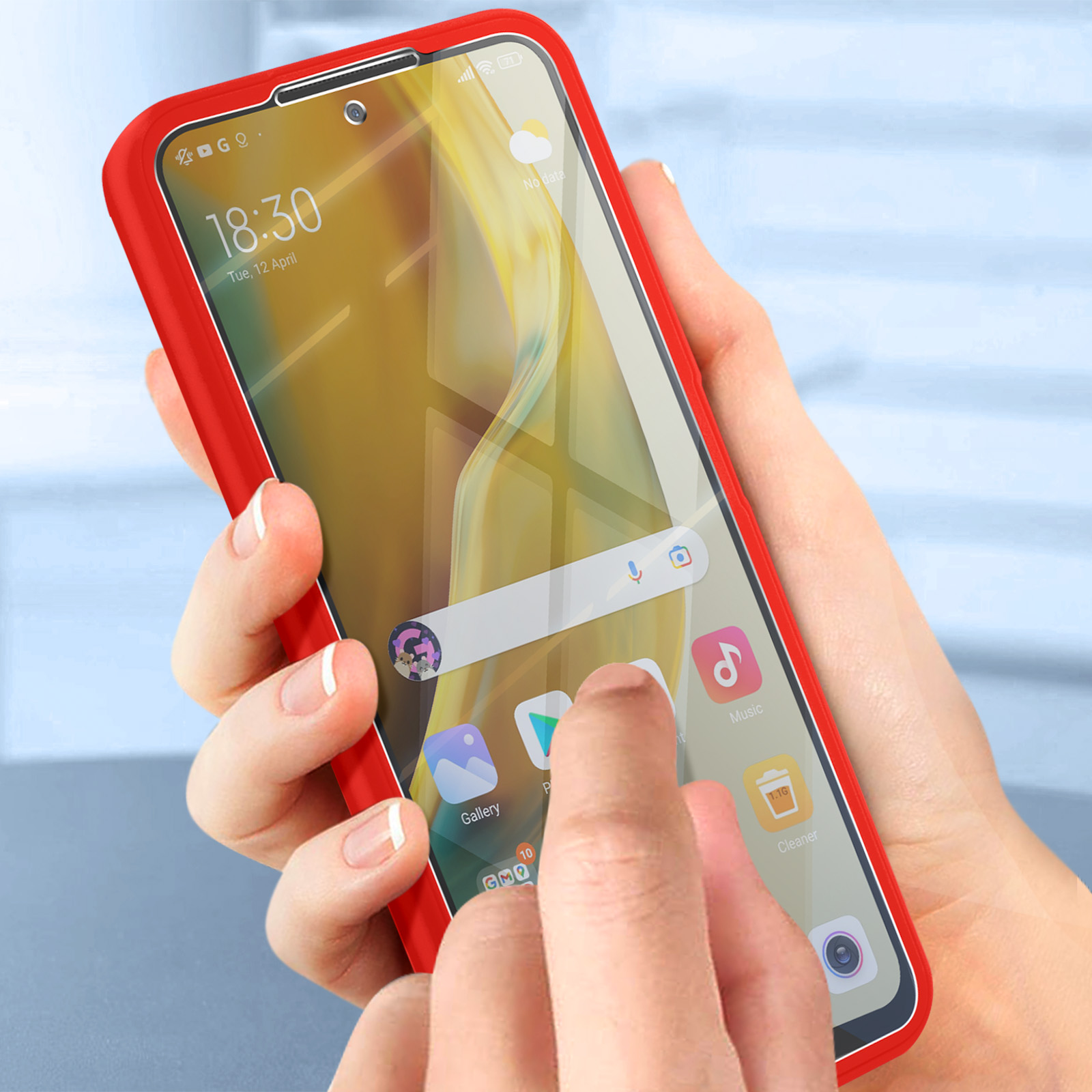 La mano di una persona usa uno smartphone con custodia rossa. Lo schermo è acceso.