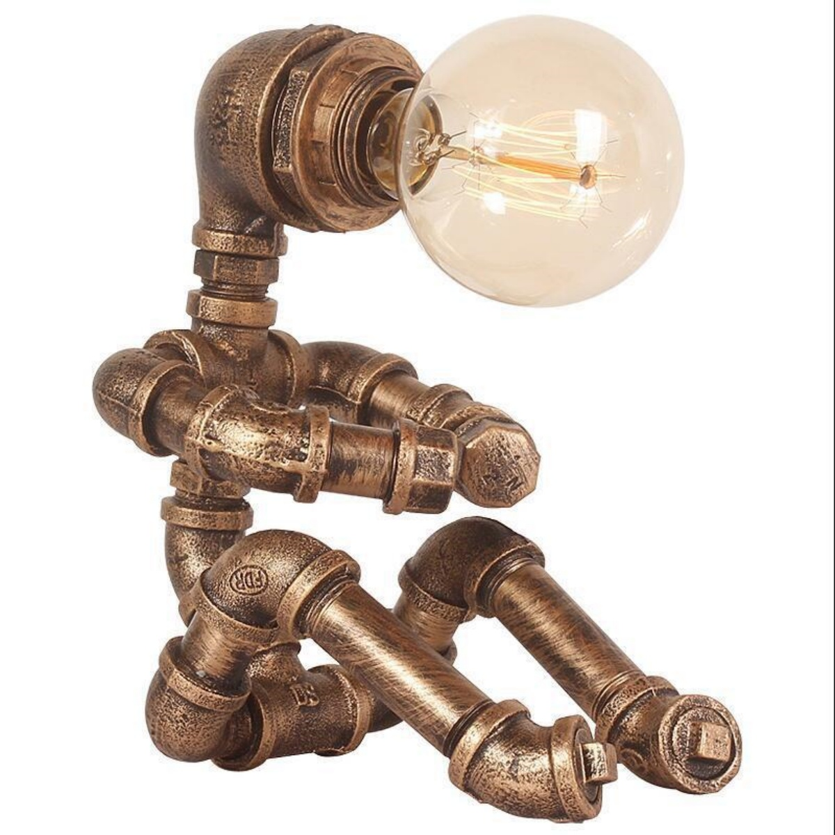 Eine Tischlampe im Vintage-Stil aus kupferfarbenen Rohren, mit einer Edison-Glühbirne.