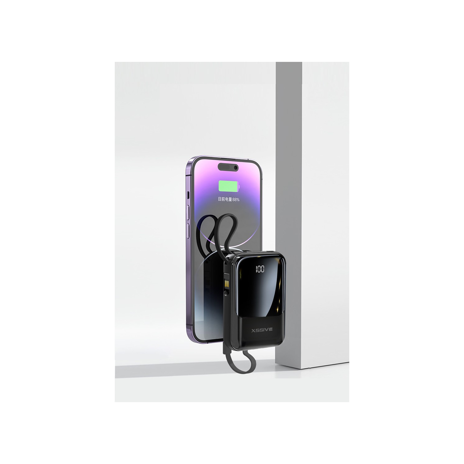 Ein Telefon, das mit einem schwarzen tragbaren Ladegerät geladen wird. Das Ladegerät zeigt 100% an.