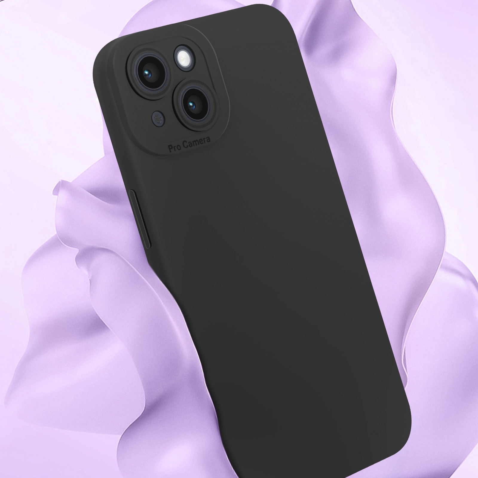 Custodia per telefono nera con ritaglio per fotocamera a triplo obiettivo, su uno sfondo viola fluente.