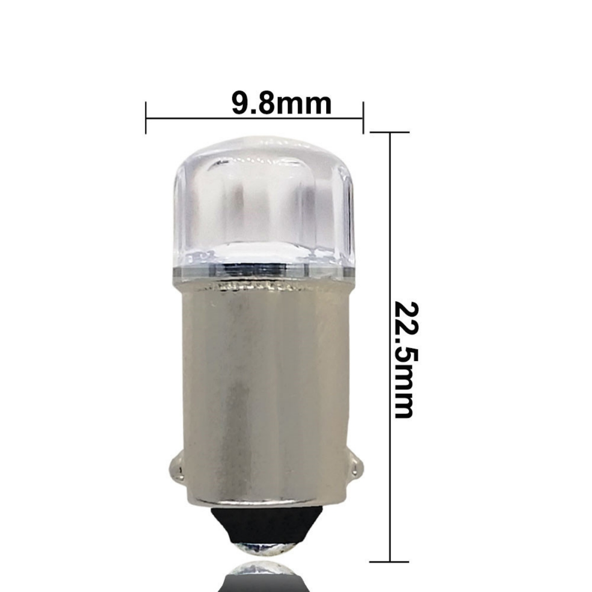 LED-Glühbirne mit Maßen, 9,8 mm x 22,5 mm. Weißer Hintergrund.