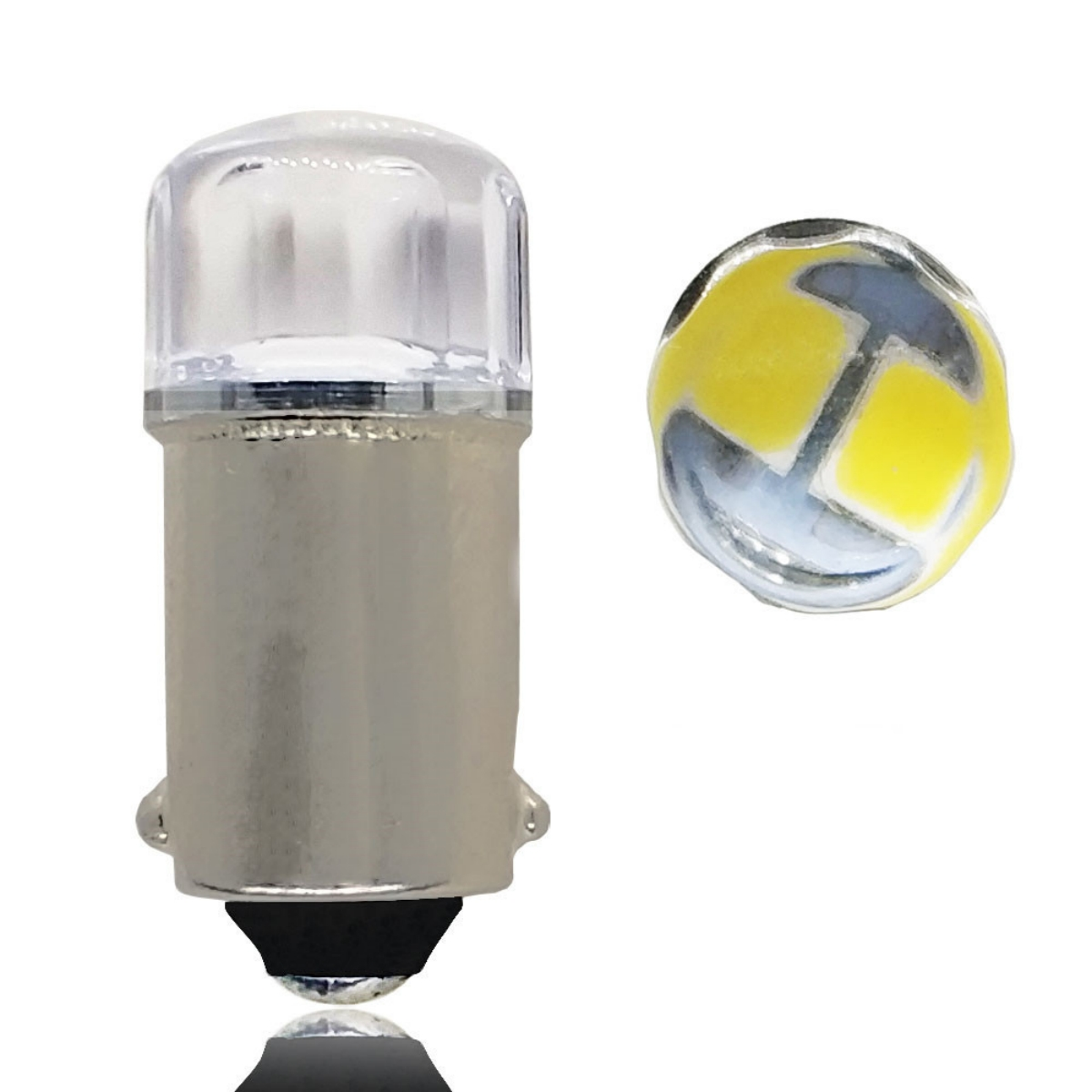 Weiße LED-Glühbirne mit klarem Oberteil und einer kleineren gelben Birne daneben.