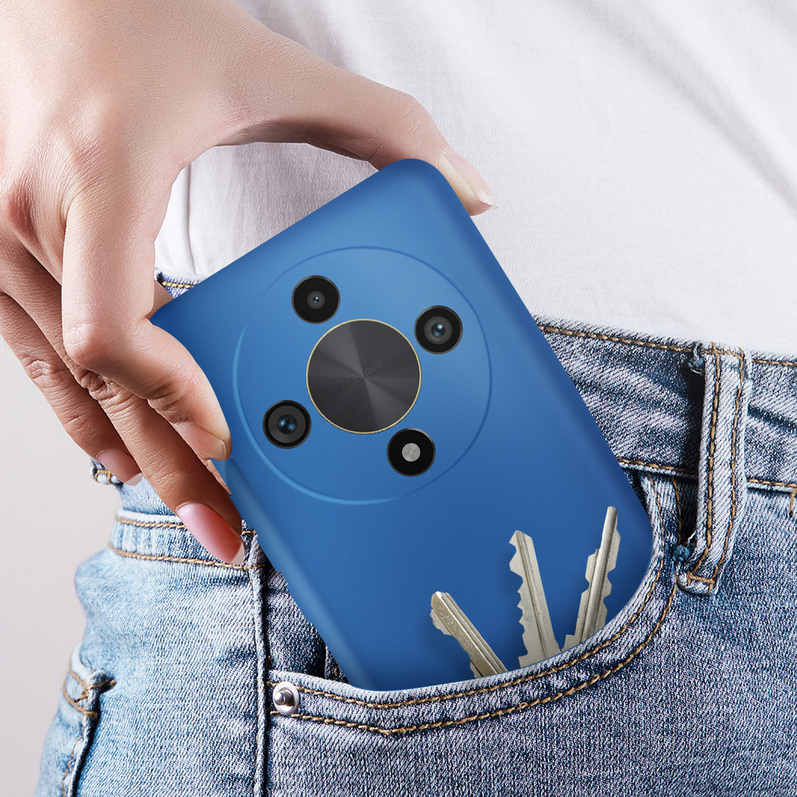 Een hand in een zak die een blauwe telefoon met drie camera's en sleutels in de aangrenzende zak vasthoudt.