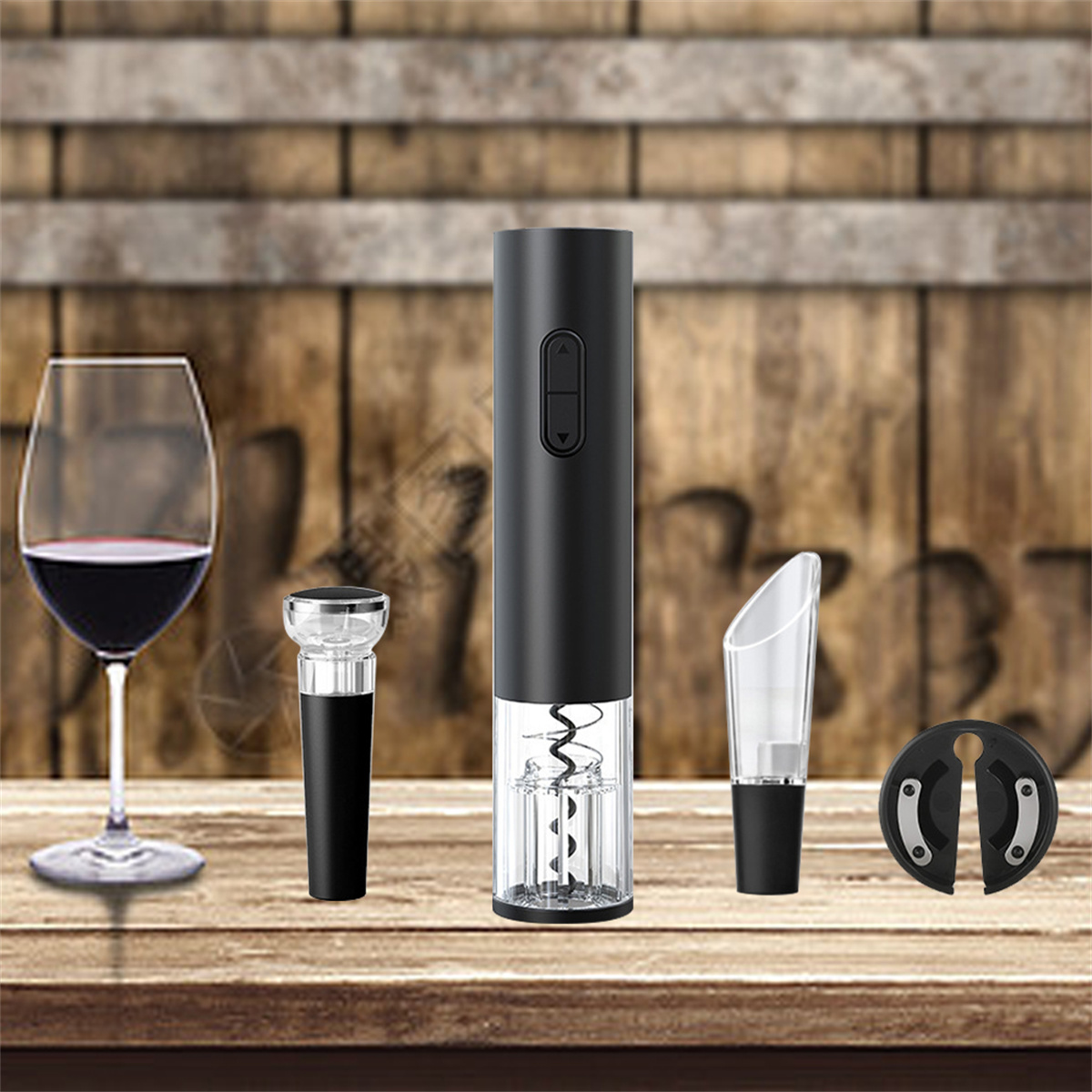 Wein-Zubehör: elektrischer Öffner, Frischhalte-Verschluss, Ausgießer und Folienschneider auf einem Holztisch.