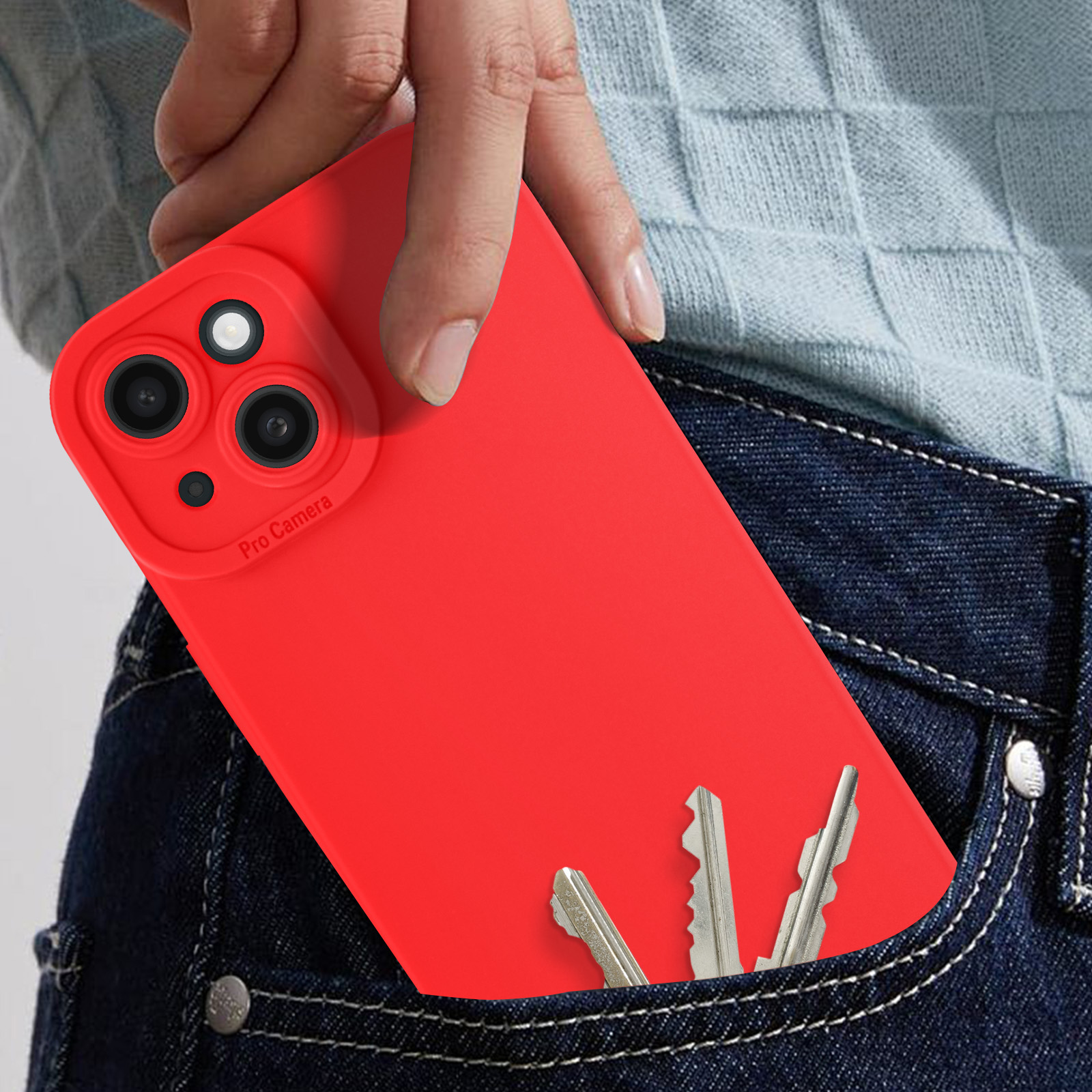 Una custodia rossa per telefono in una tasca di jeans, con chiavi visibili.