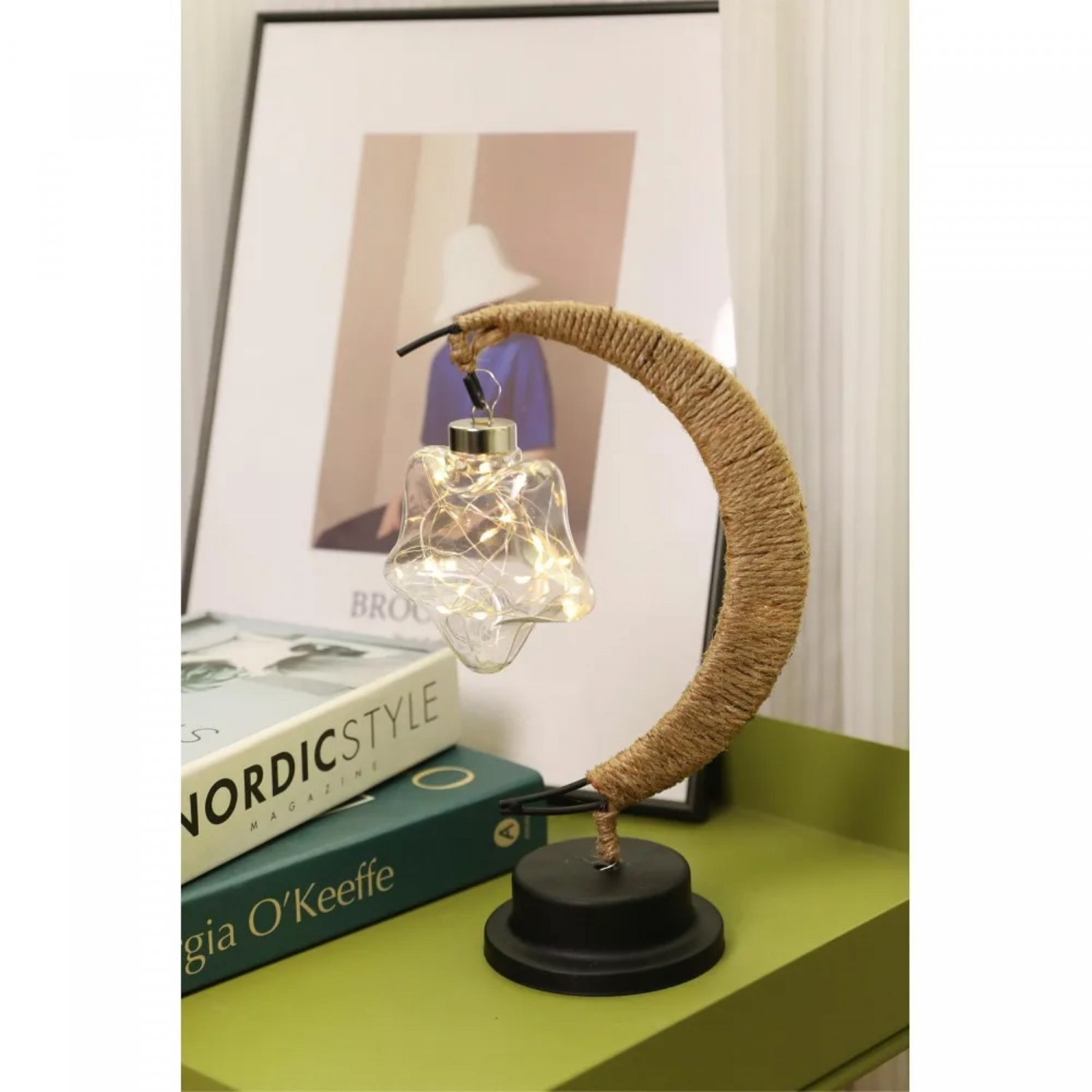 Dekorative Lampe mit sternförmigem Licht in einer Halbmondform.