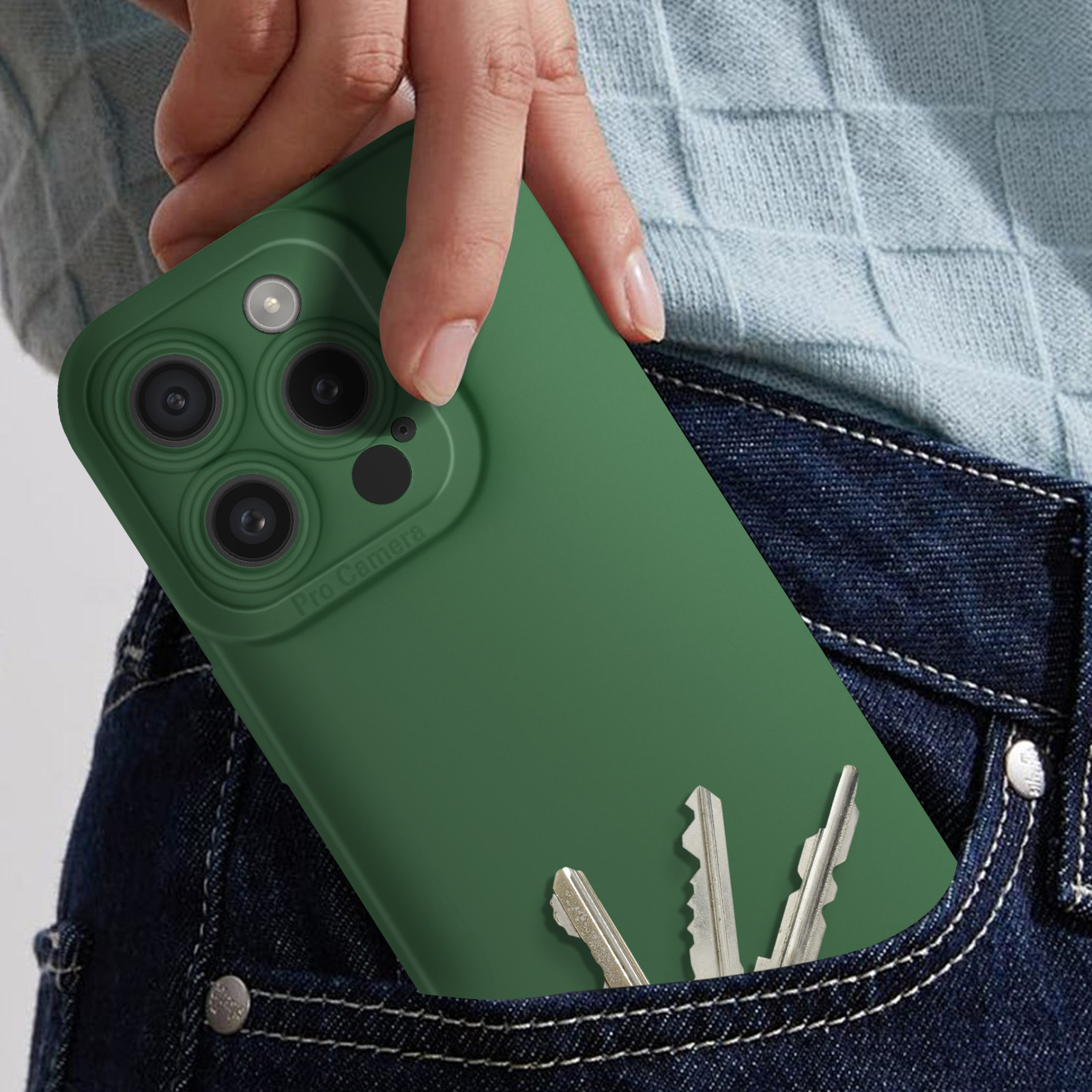 Mano che tiene un telefono verde in una tasca dei jeans con chiavi.