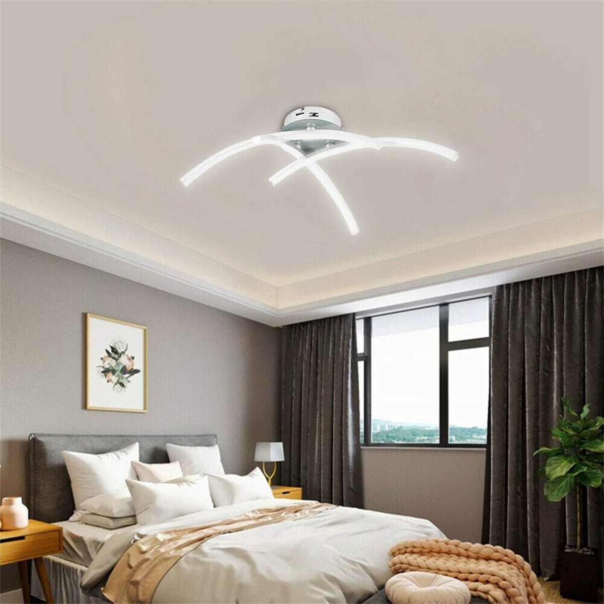 Ein modernes Schlafzimmer mit Bett, Deckenleuchte und Fenster. Die Wände sind grau, das Bett hat eine Decke.