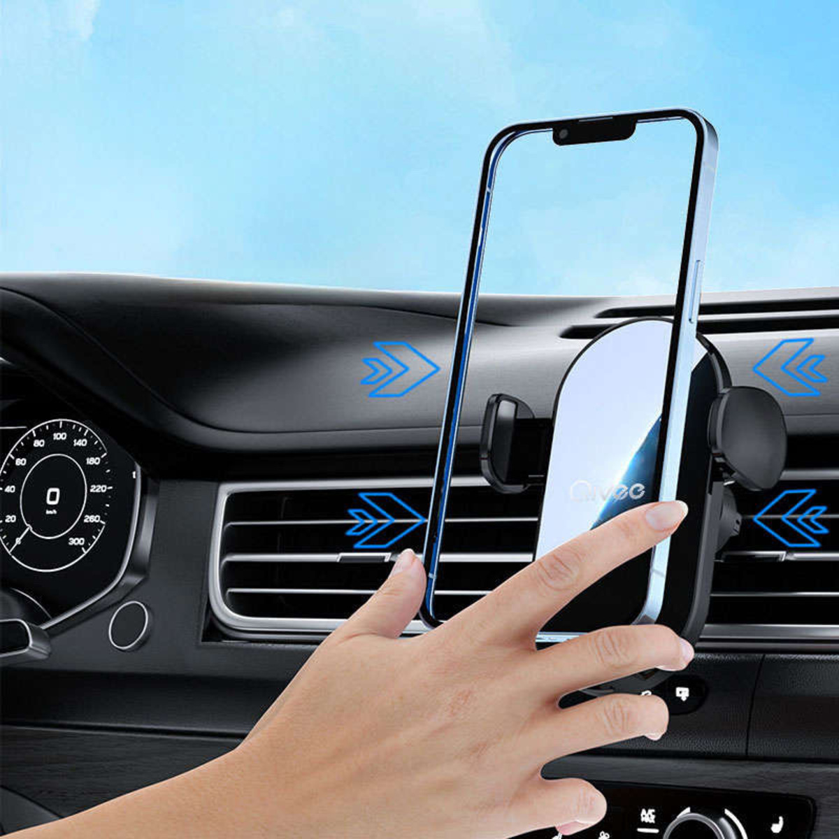 Telefonhalterung in der Lüftungsöffnung eines Autos installiert. Eine Hand hält das Telefon und zeigt den Bildschirm an.