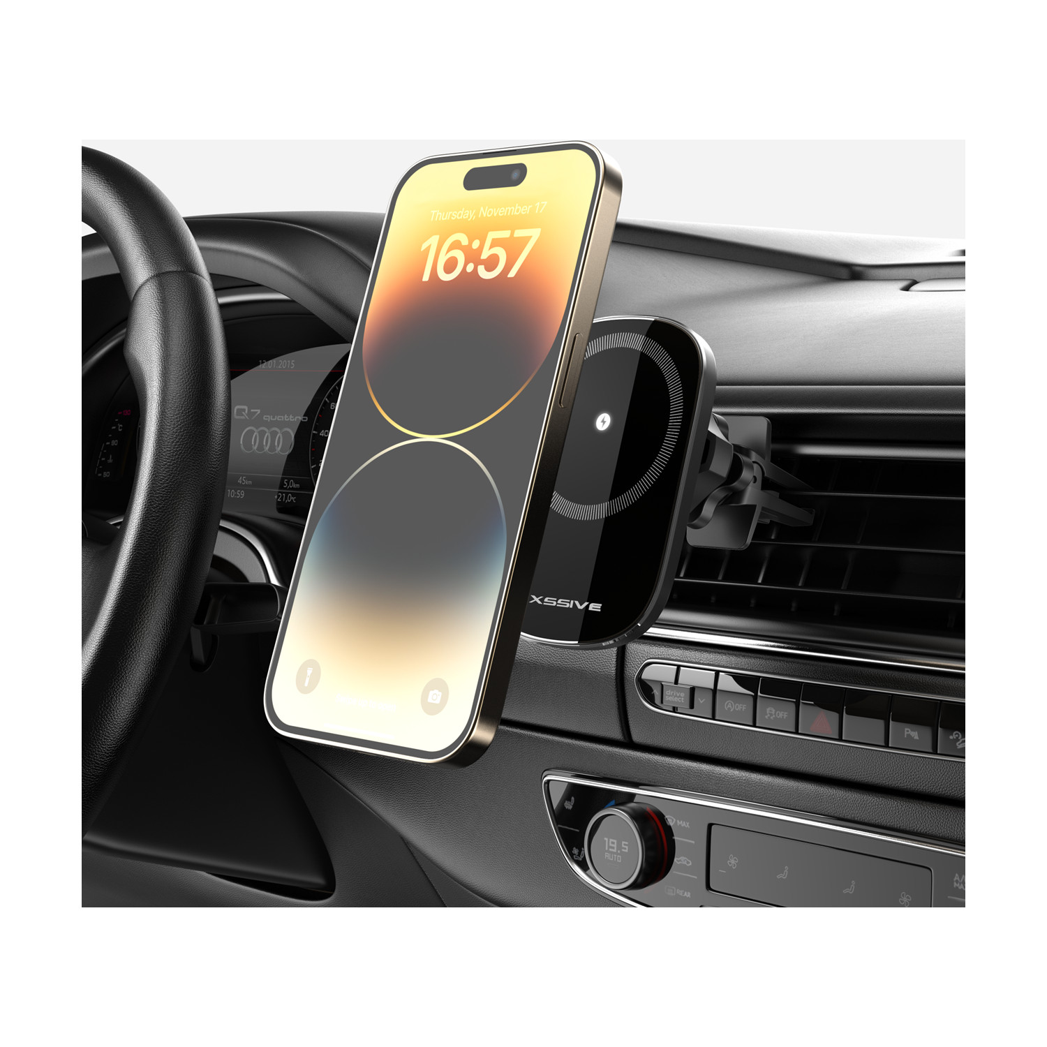 Smartphone in einer Autohalterung, zeigt die Uhrzeit. Innenraum des Autos sichtbar.