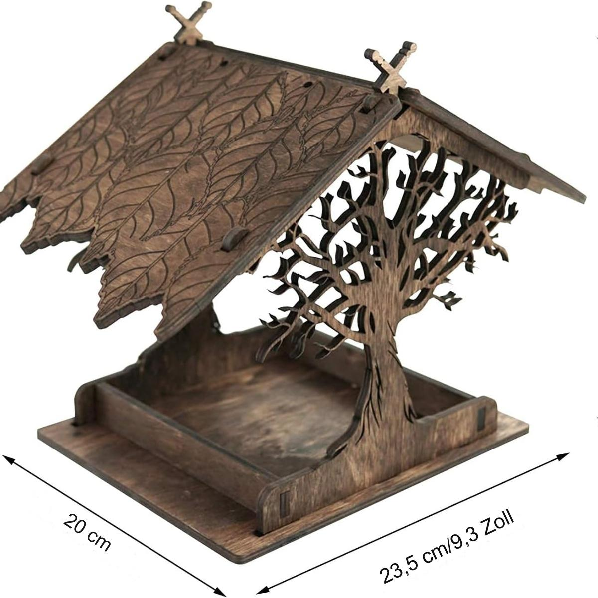 Vogelhaus aus Holz mit baumartigem Ausschnitt und quadratischer Basis. Abmessungen sind 20 cm x 23,5 cm / 9,3 Zoll.