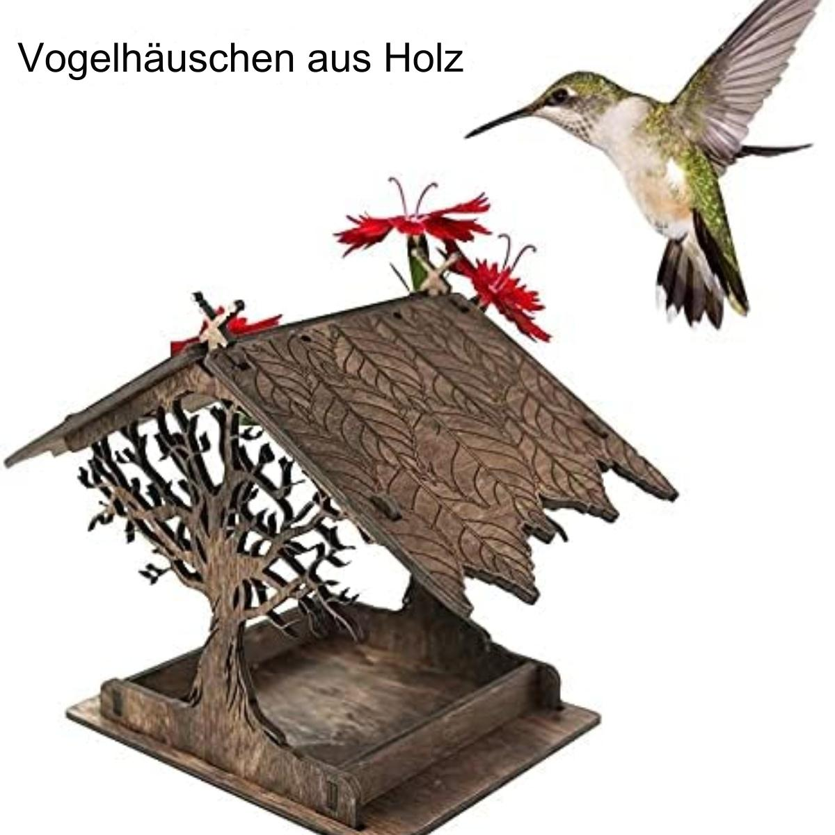 Vogelhaus aus Holz mit Baumdesign und Kolibri. Rote Blumen schmücken das Dach des Hauses.