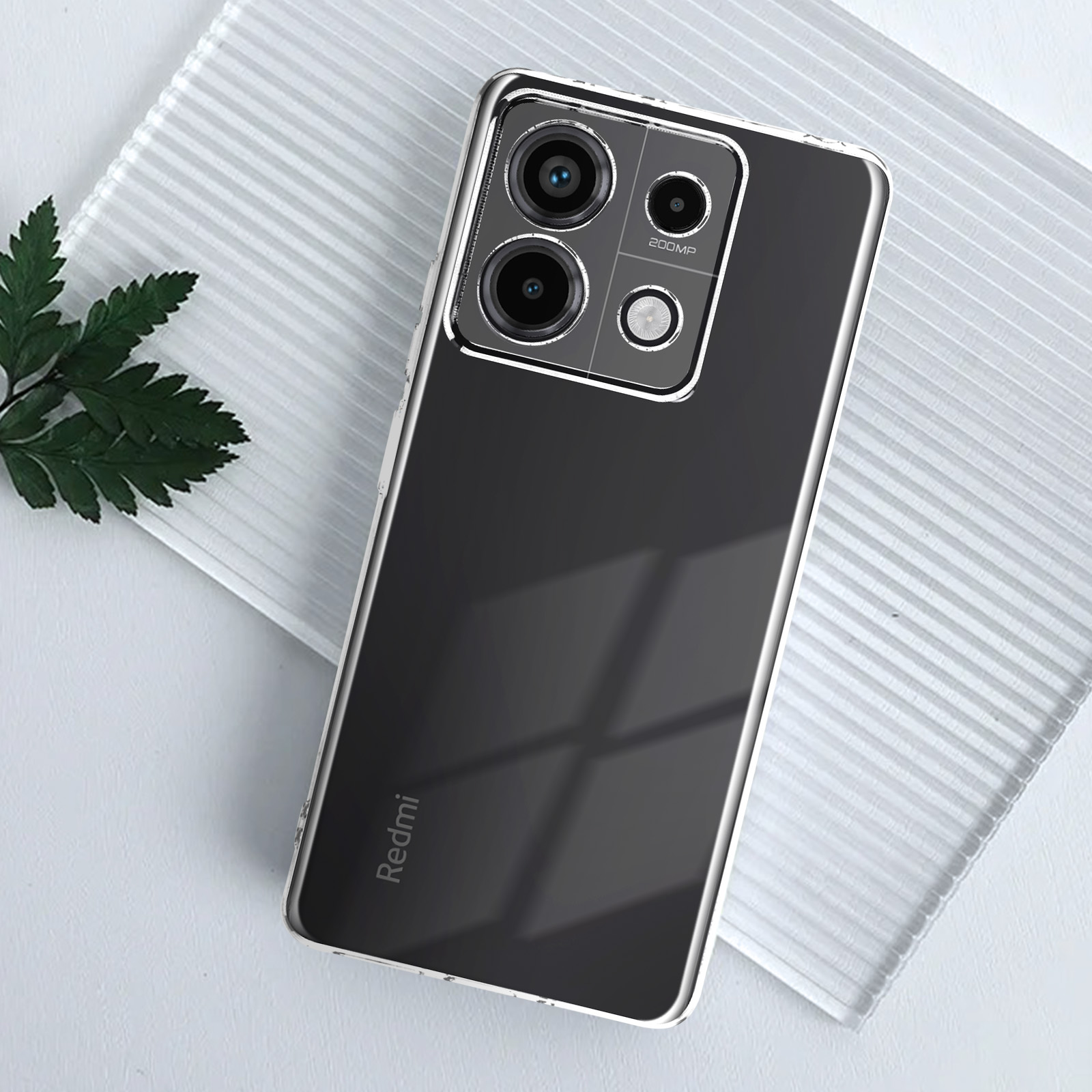 Uno smartphone con una custodia trasparente. Le lenti della fotocamera e il logo Redmi sono visibili.