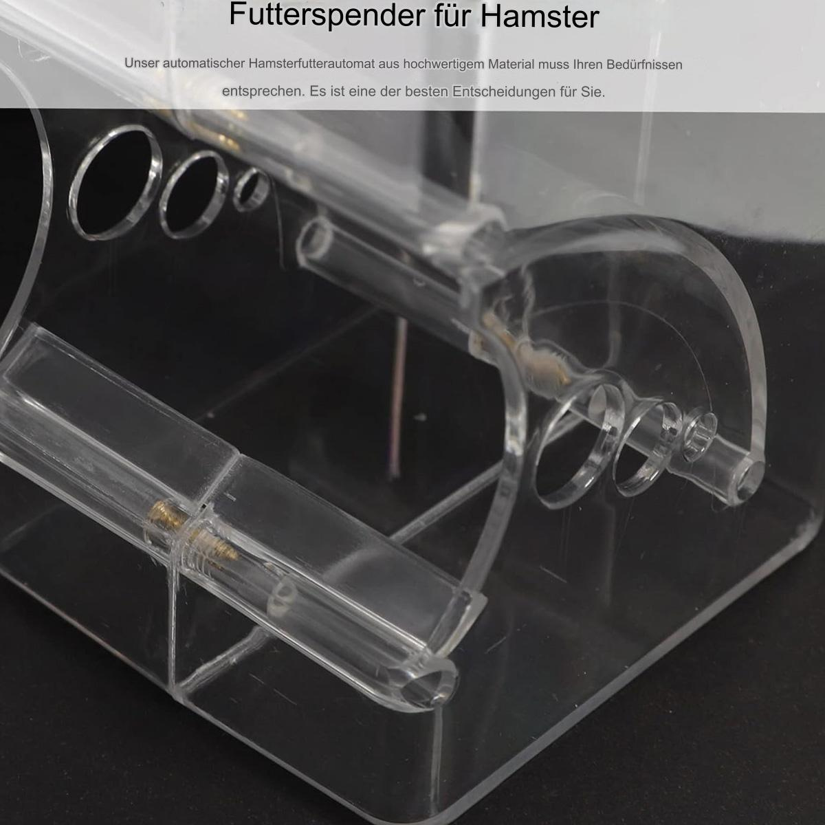 Transparenter Hamsterfutterautomat mit Rutsche, auf schwarzem Hintergrund.