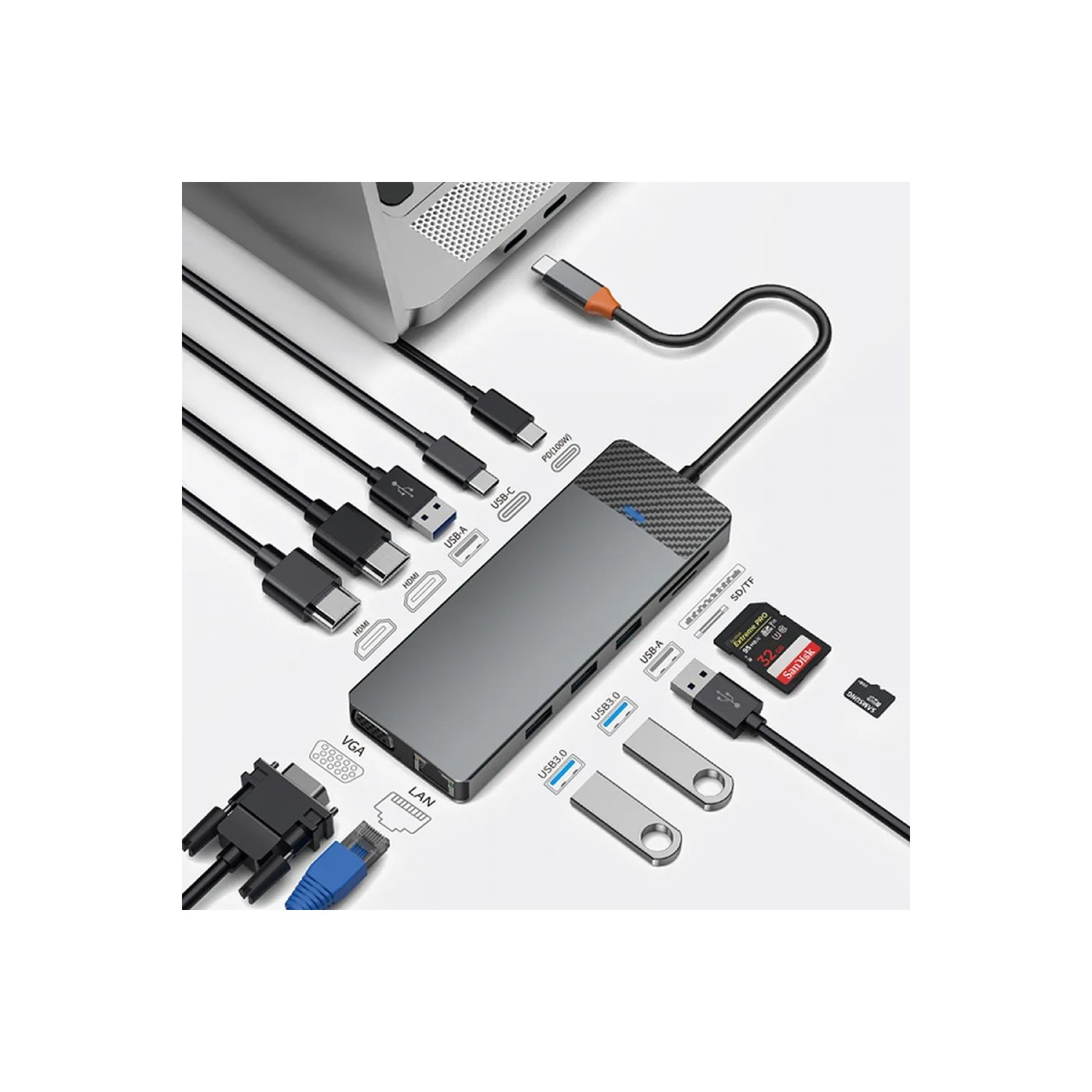 USB-Hub mit mehreren Anschlüssen und angeschlossenen Geräten. Silberner Hub, schwarze Kabel, SD-Karte und USB-Laufwerke.
