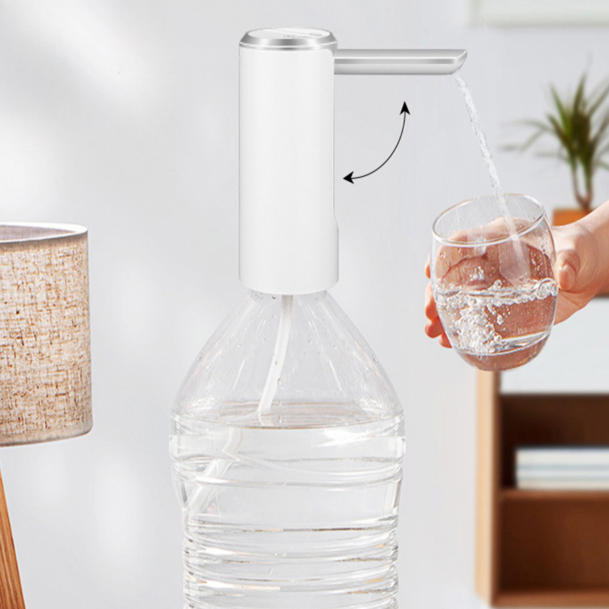 Weißer Wasserspender auf einer Wasserflasche, der Wasser in ein Glas abgibt.