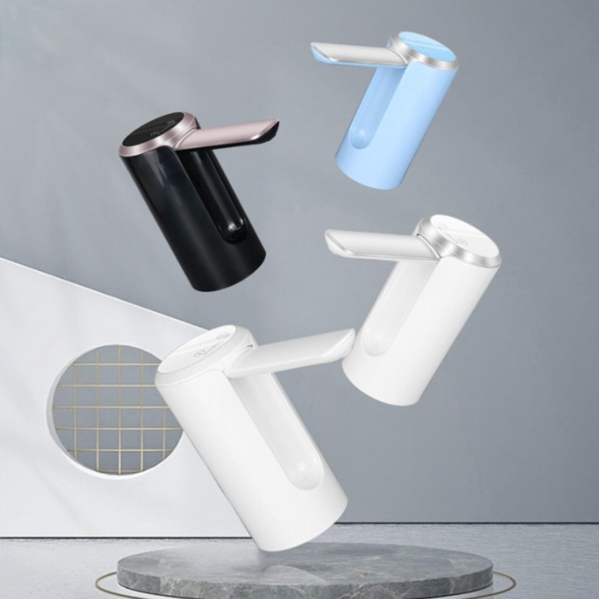 Vier Wasserspender. Schwarz, blau und weiß. Alle haben einen silbernen Ausguss. Sie stehen auf grauem Hintergrund.