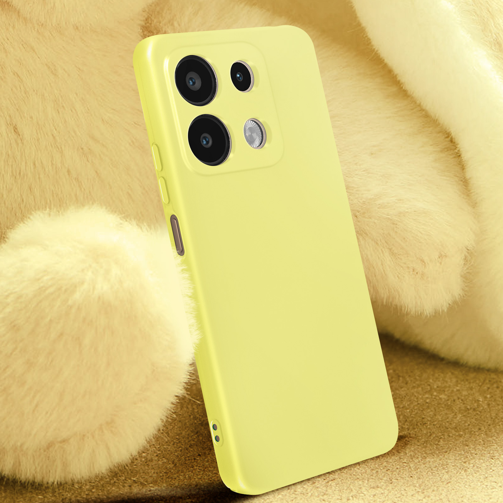 Custodia gialla per telefono con modulo fotocamera. La custodia è su uno sfondo sfocato. La custodia copre il telefono.