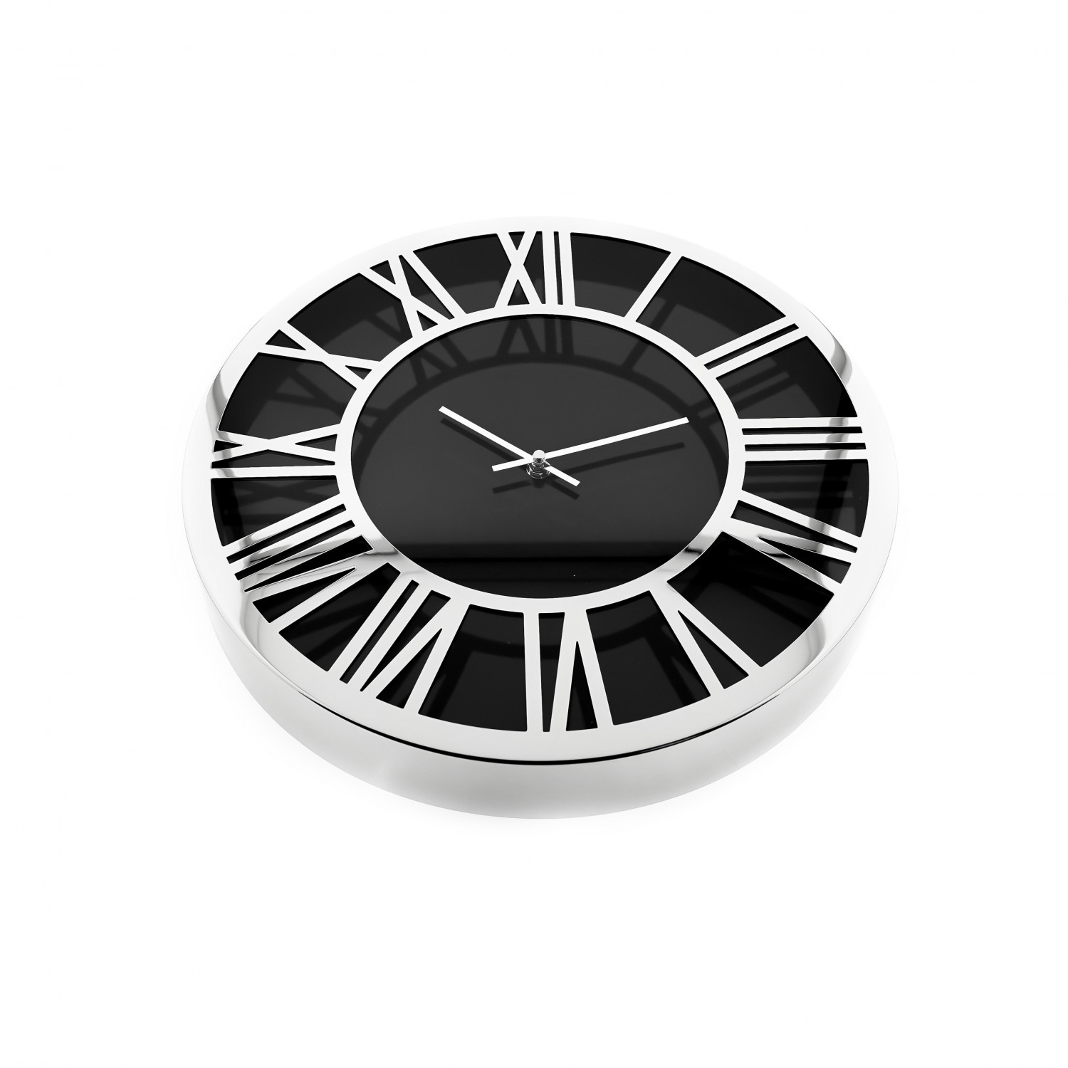 Eine silberne, kreisförmige Uhr mit römischen Ziffern auf schwarzem Zifferblatt, vor weißem Hintergrund.
