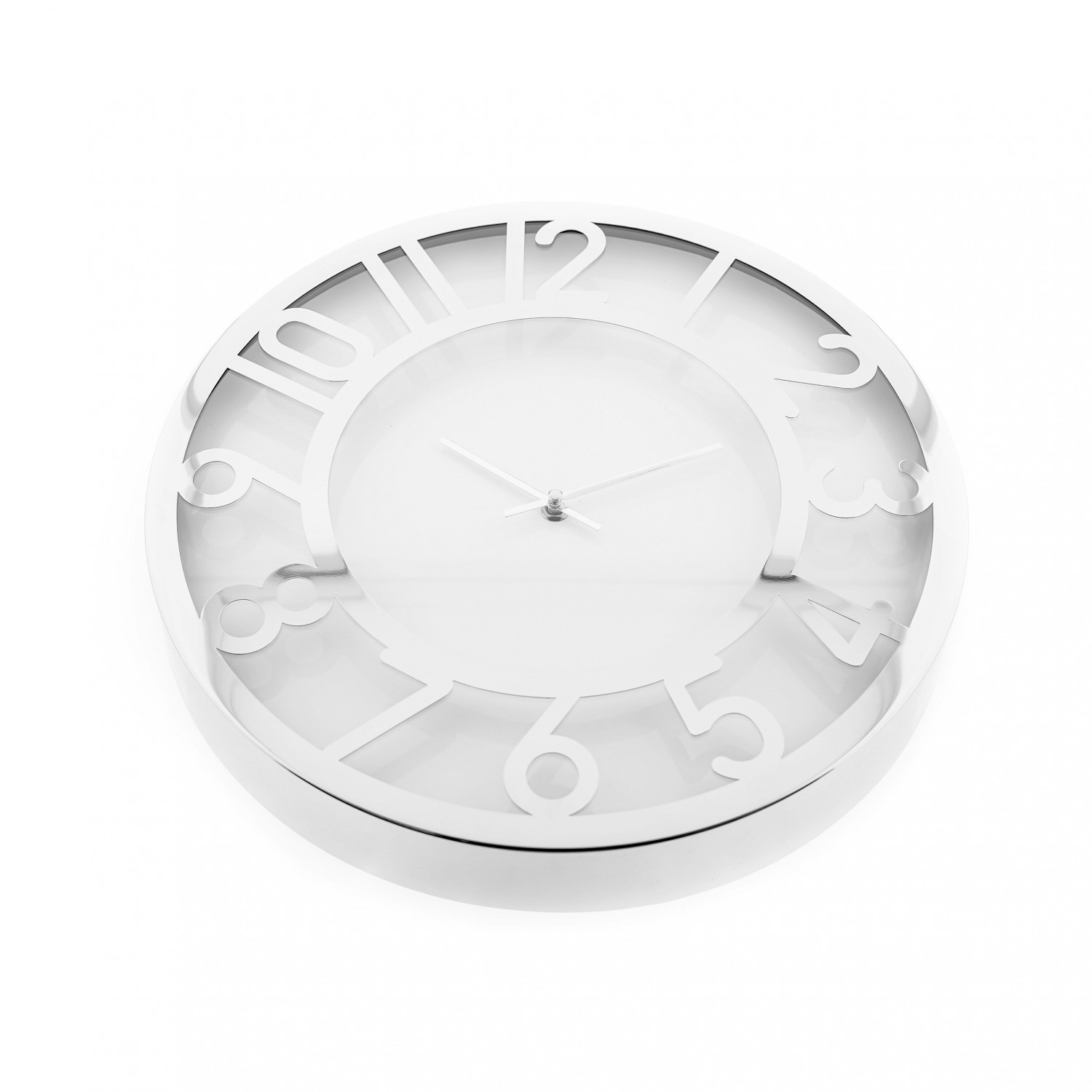 Moderne silberne Wanduhr mit großen Ziffern und weißem Zifferblatt, auf weißem Hintergrund.
