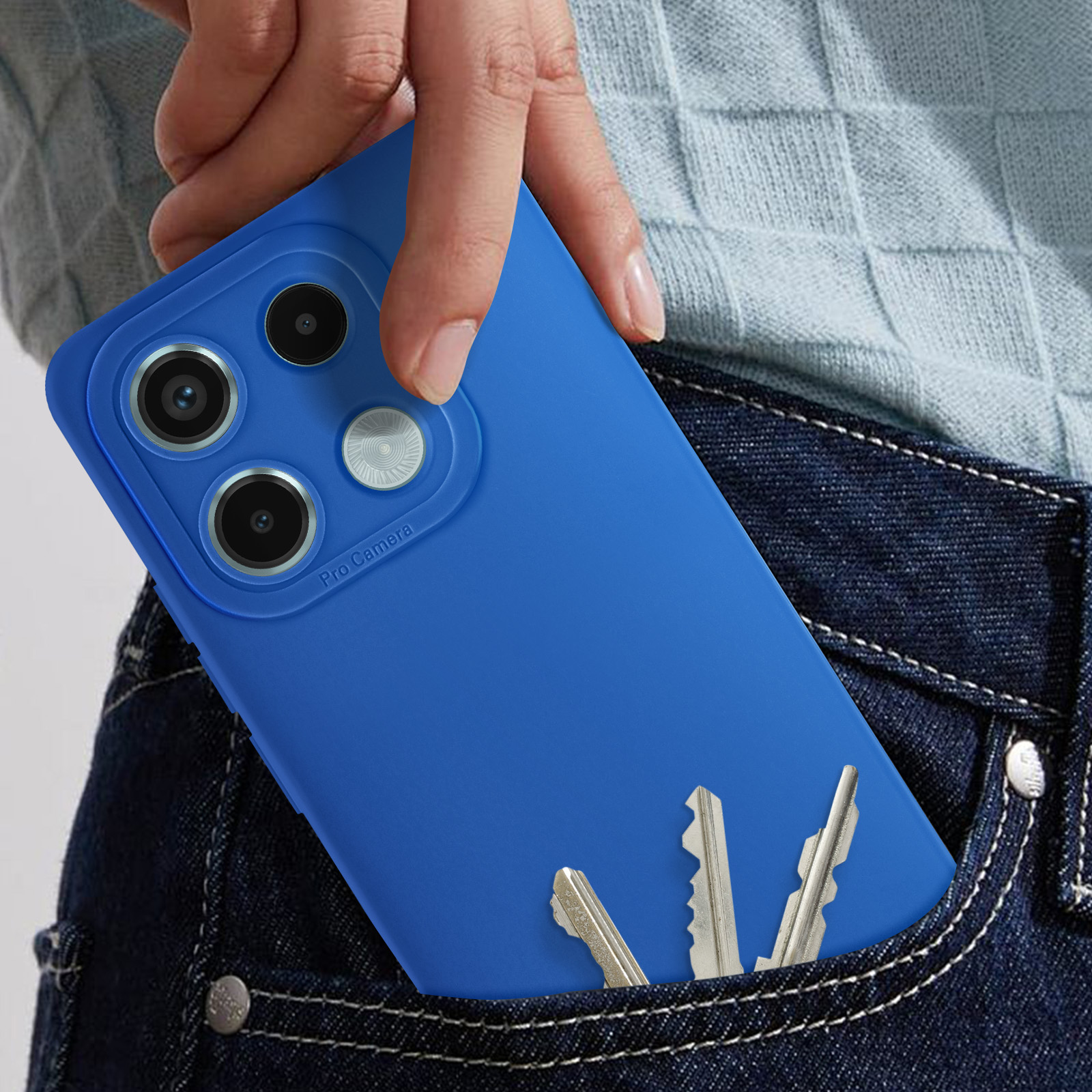 Hand houdt blauwe telefoon in een zak, sleutels zichtbaar. Telefoon heeft cameralenzen.