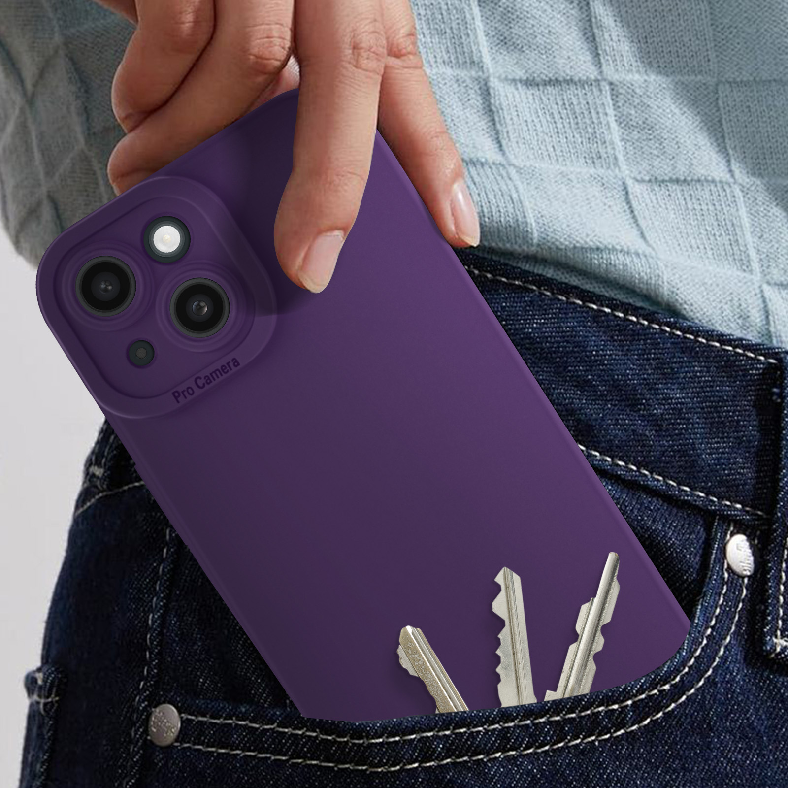 Mano in tasca dei jeans con custodia del telefono viola e chiavi. La custodia recita 'Pro Camera'.
