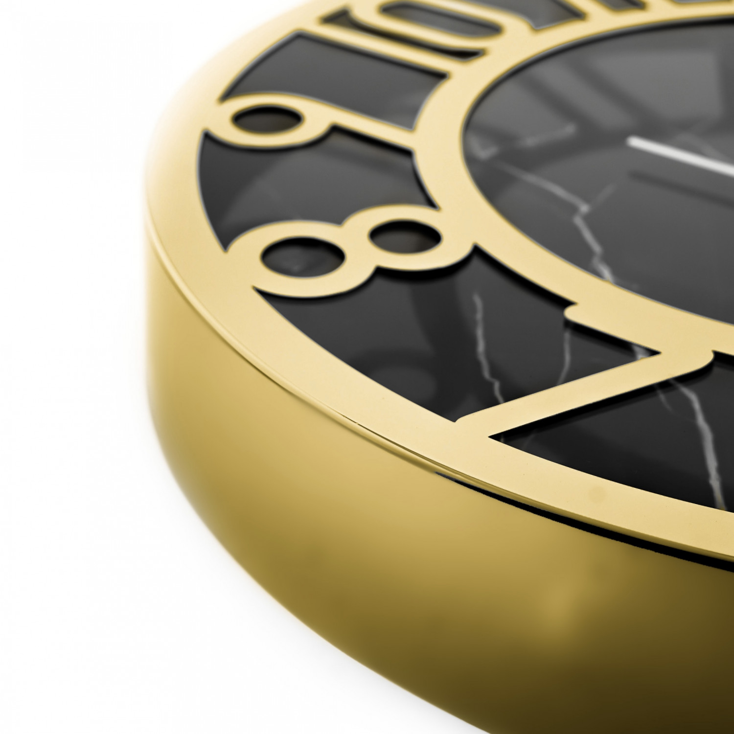 Nahaufnahme einer goldumrandeten Uhr mit schwarzem Zifferblatt und weißen Zeigern, weißer Hintergrund.