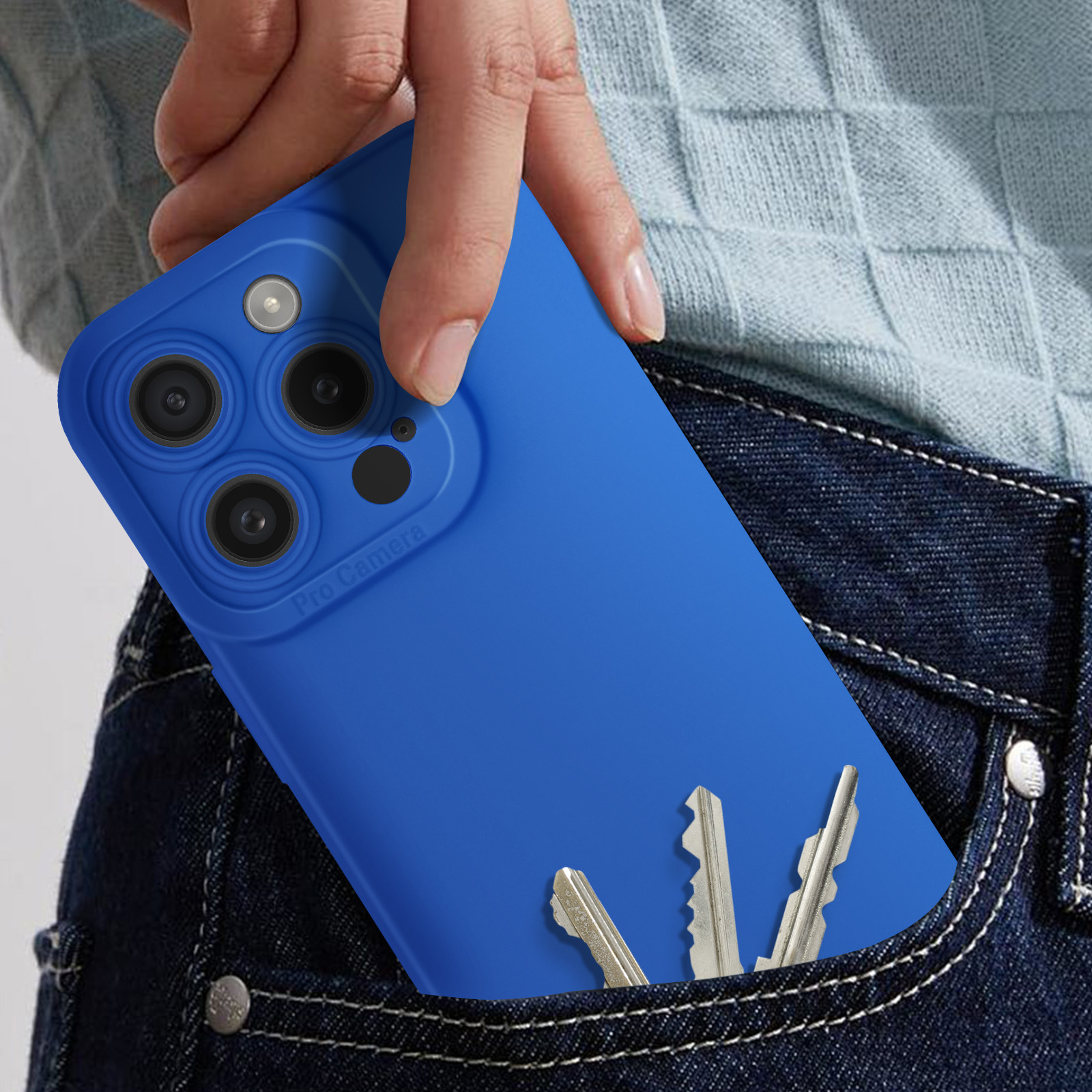 Una custodia blu per telefono con chiavi in tasca. La custodia ha tre ritagli per la fotocamera.