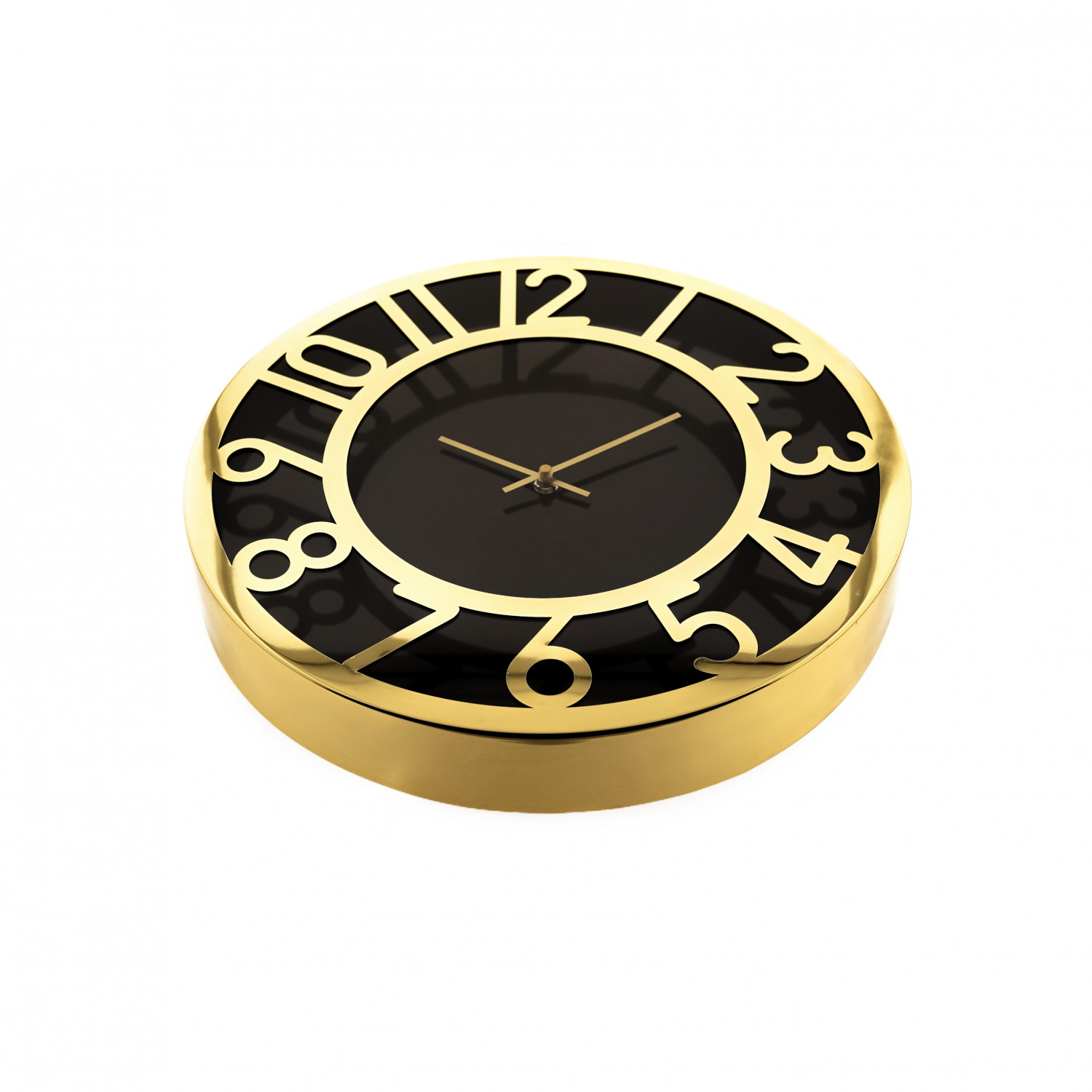 Goldfarbene Uhr mit schwarzen Zahlen, zeigt die Zeit auf weißem Hintergrund.