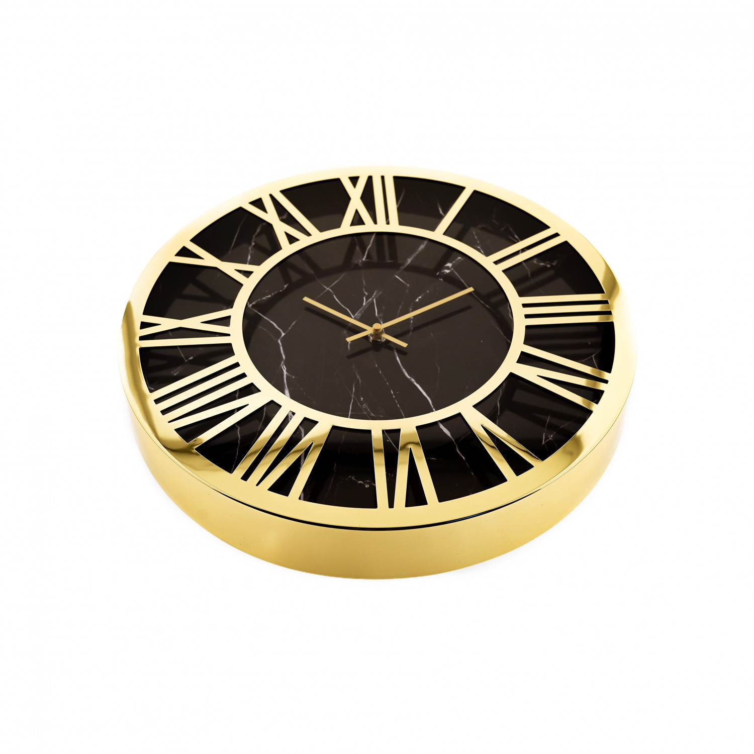Goldene und schwarze Uhr mit römischen Ziffern, weißer Hintergrund.