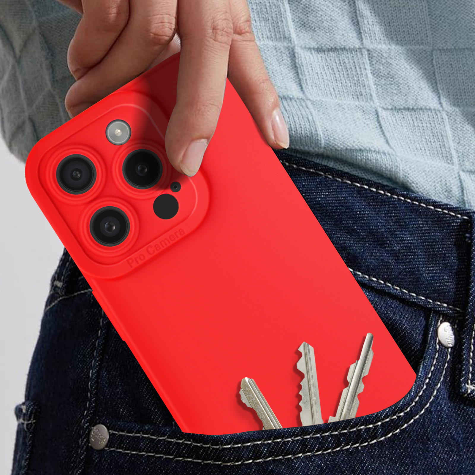 Una custodia rossa per telefono in una tasca di jeans, con delle chiavi. La custodia ha tre obiettivi.