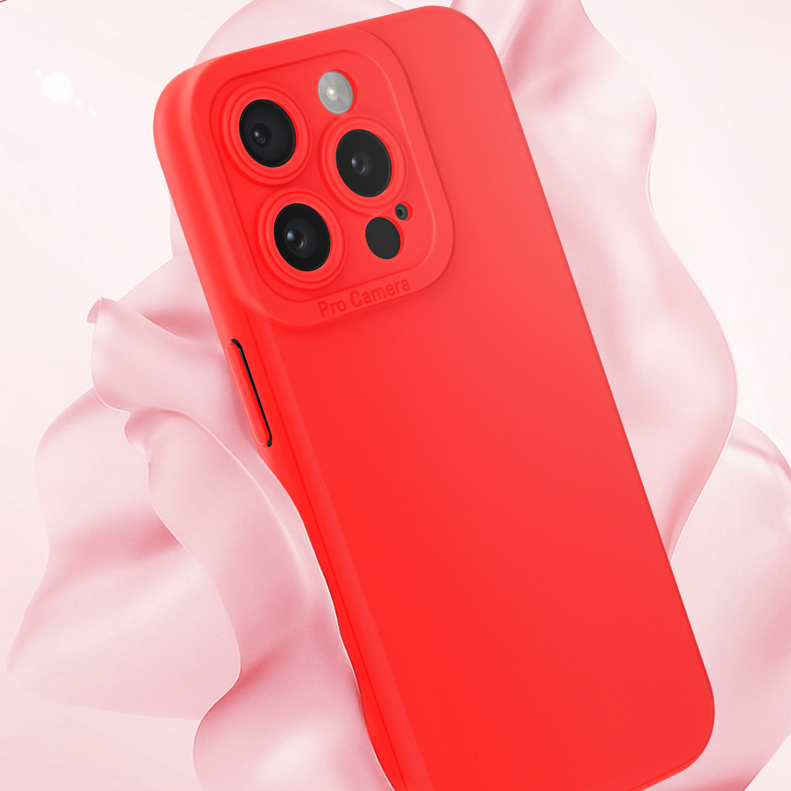 Custodia rossa per telefono con più ritagli per fotocamera, su sfondo rosa sfocato.