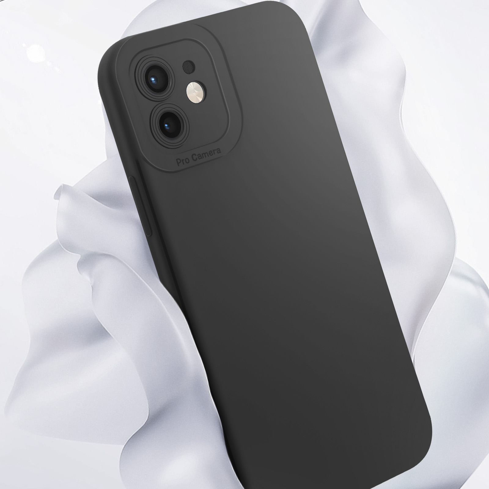 Custodia nera per telefono su sfondo bianco. La custodia ha un ritaglio per la fotocamera.