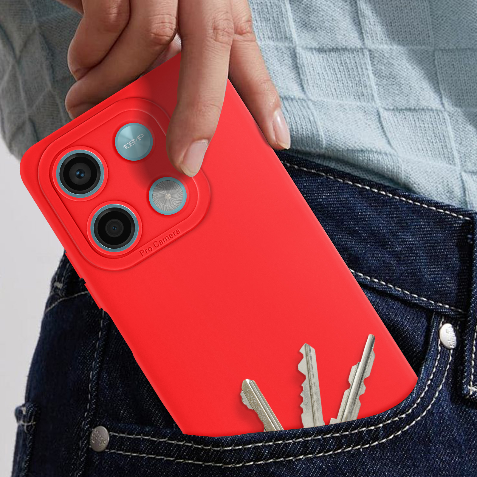 Un telefono rosso in tasca con chiavi. Il telefono ha tre fotocamere e la scritta 'Pro Camera'.