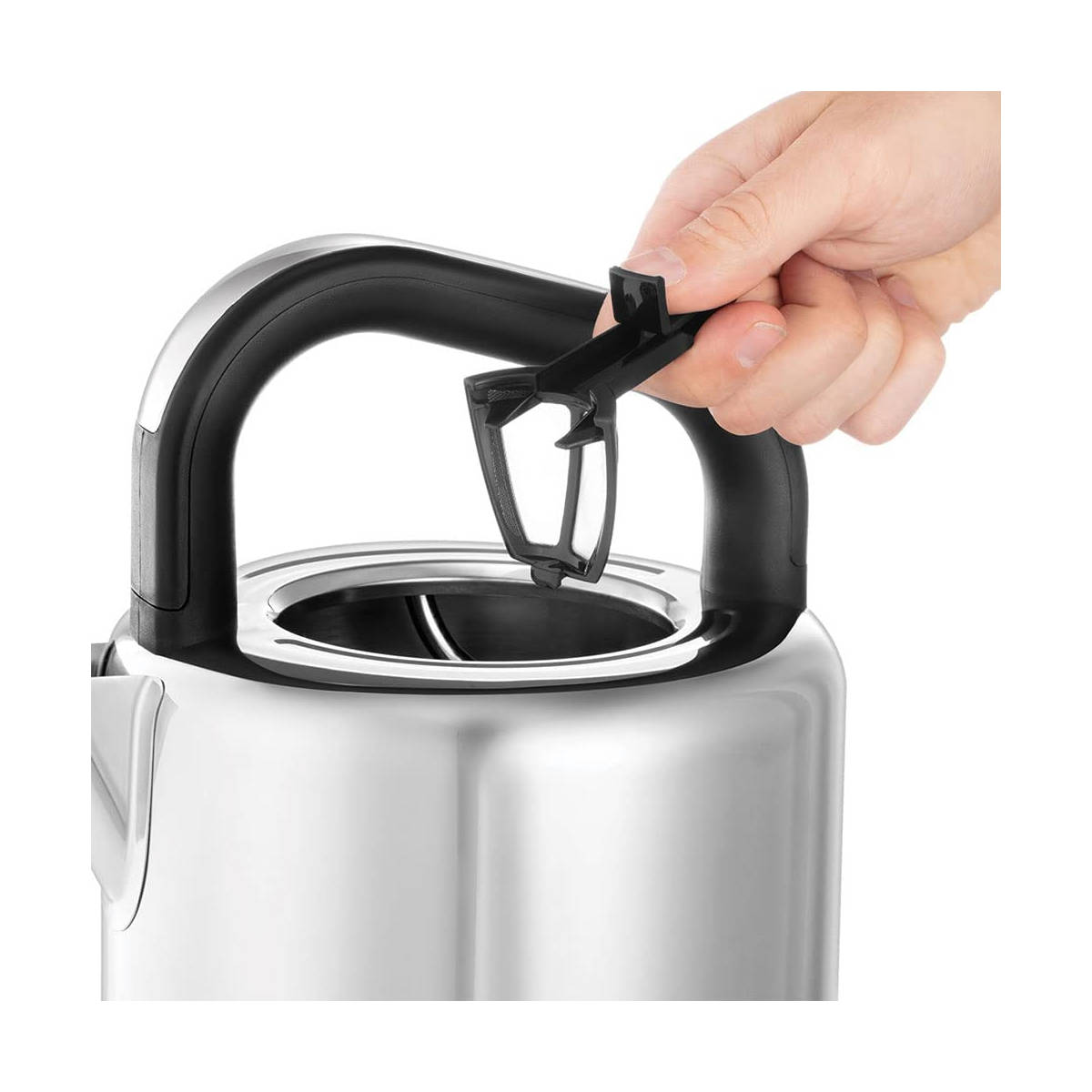 Nahaufnahme einer Hand, die einen Filter aus einem Wasserkocher entfernt. Der Wasserkocher ist aus Edelstahl.