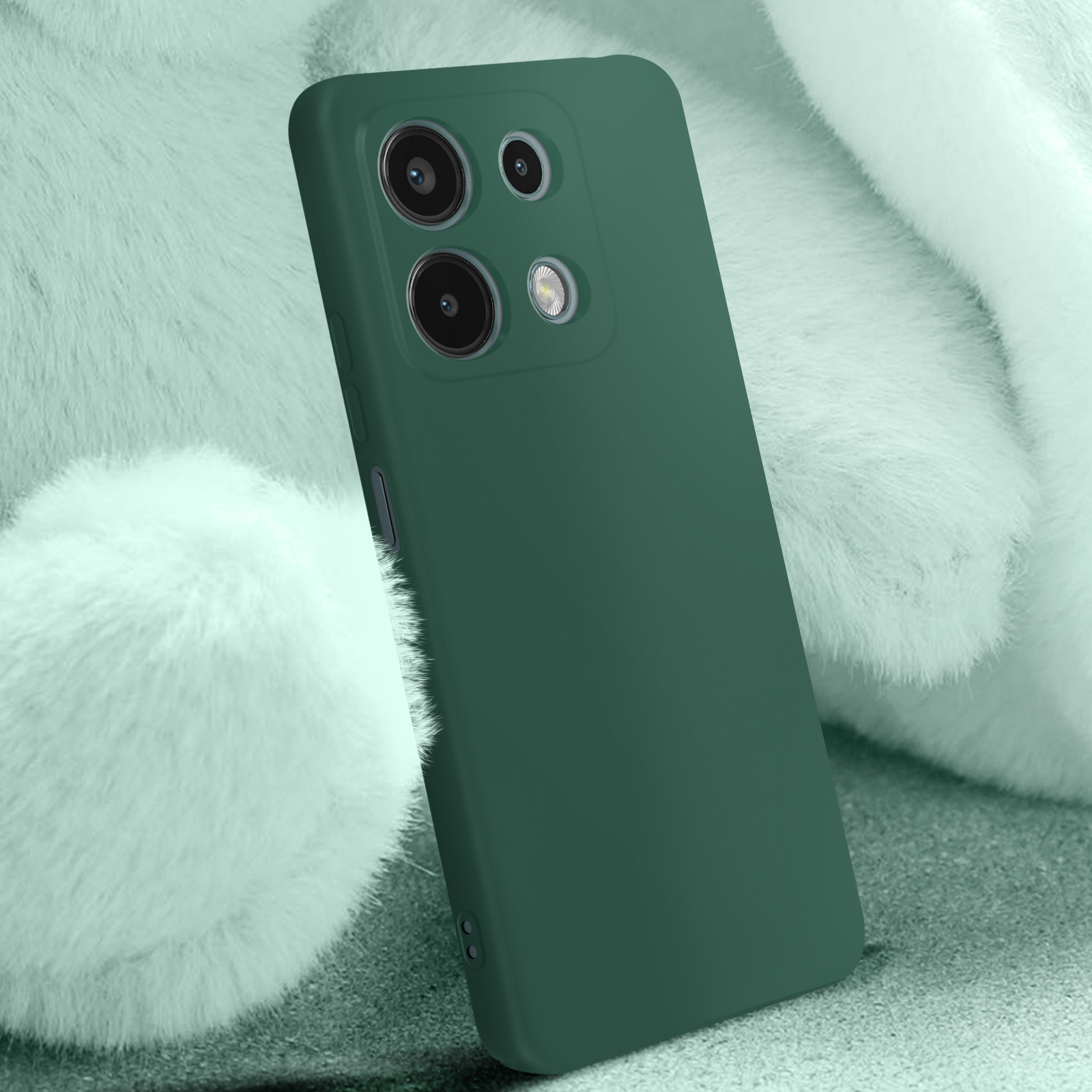 Custodia verde per telefono su una superficie pelosa verde chiaro, vista angolata, ritagli per la fotocamera visibili.