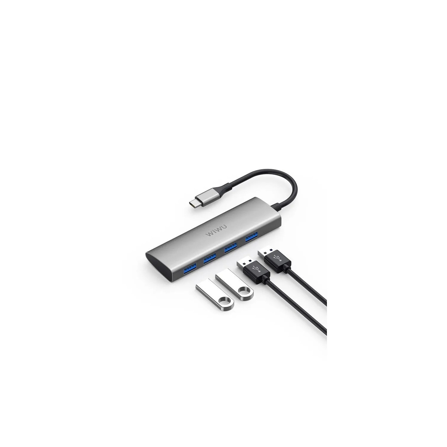 Silberner USB-Hub mit USB-Anschlüssen und USB-C-Anschluss. USB-Sticks und Kabel enthalten.