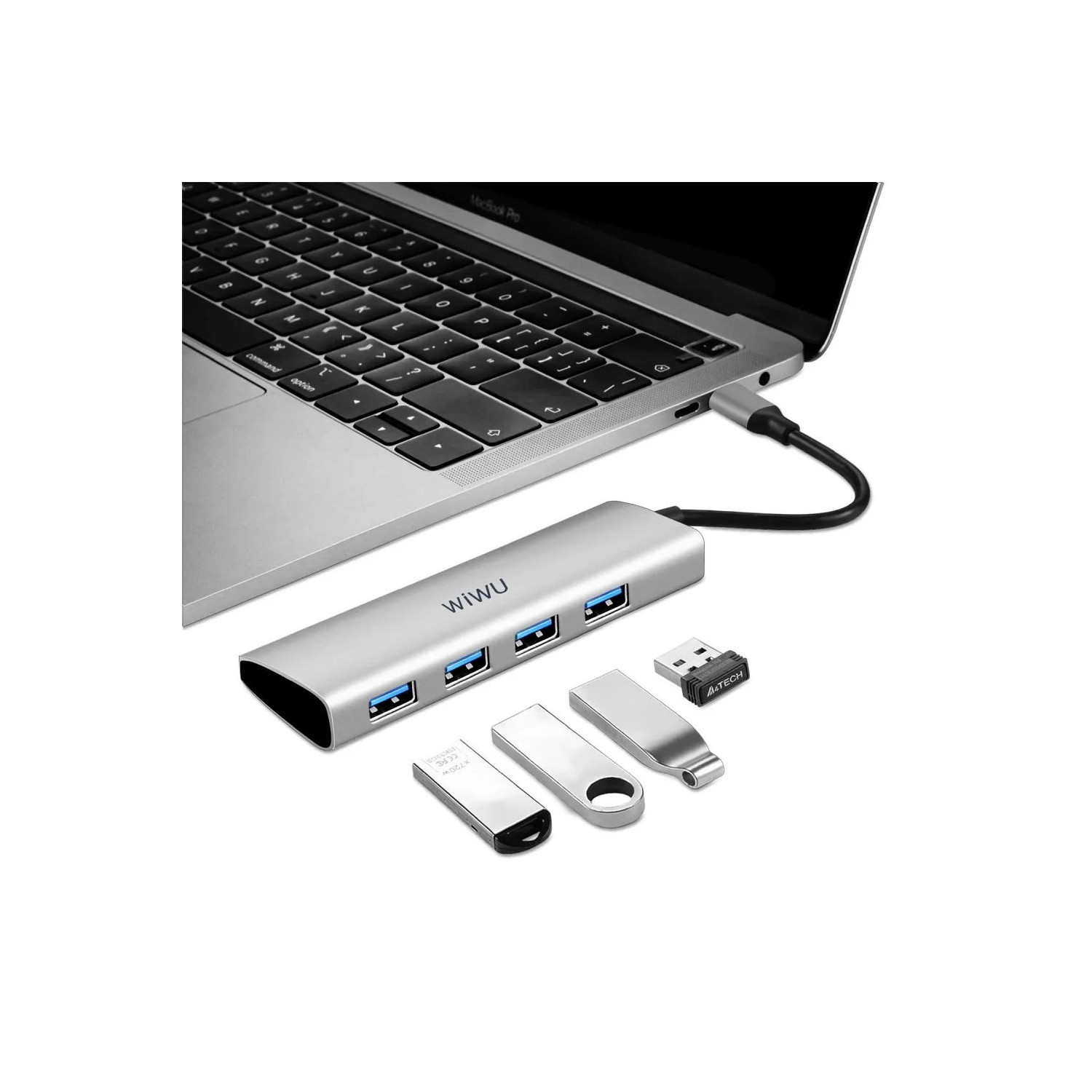 Laptop, der mit einem silbernen USB-Hub mit mehreren USB-Anschlüssen und USB-Sticks verbunden ist.
