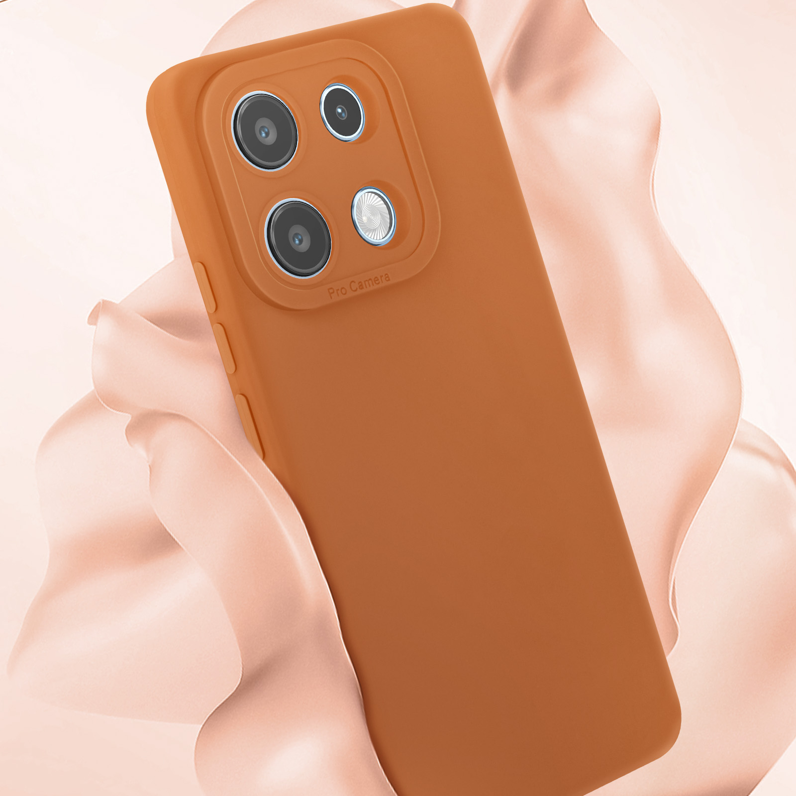 Una cover per telefono è arancione. Ha un rialzo per la fotocamera. Una mano sullo sfondo.