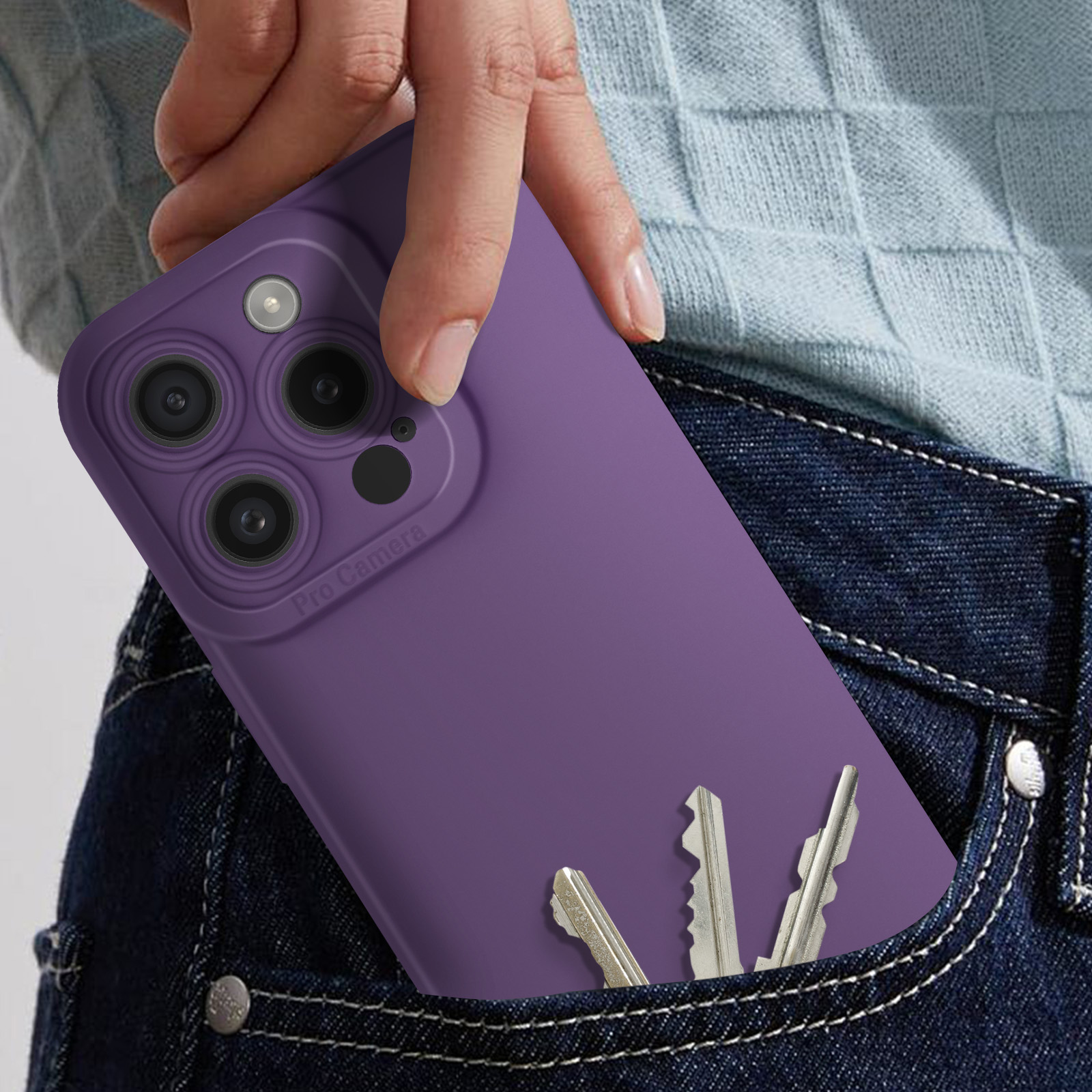 Mano in tasca dei jeans, con custodia viola, con tre chiavi visibili.