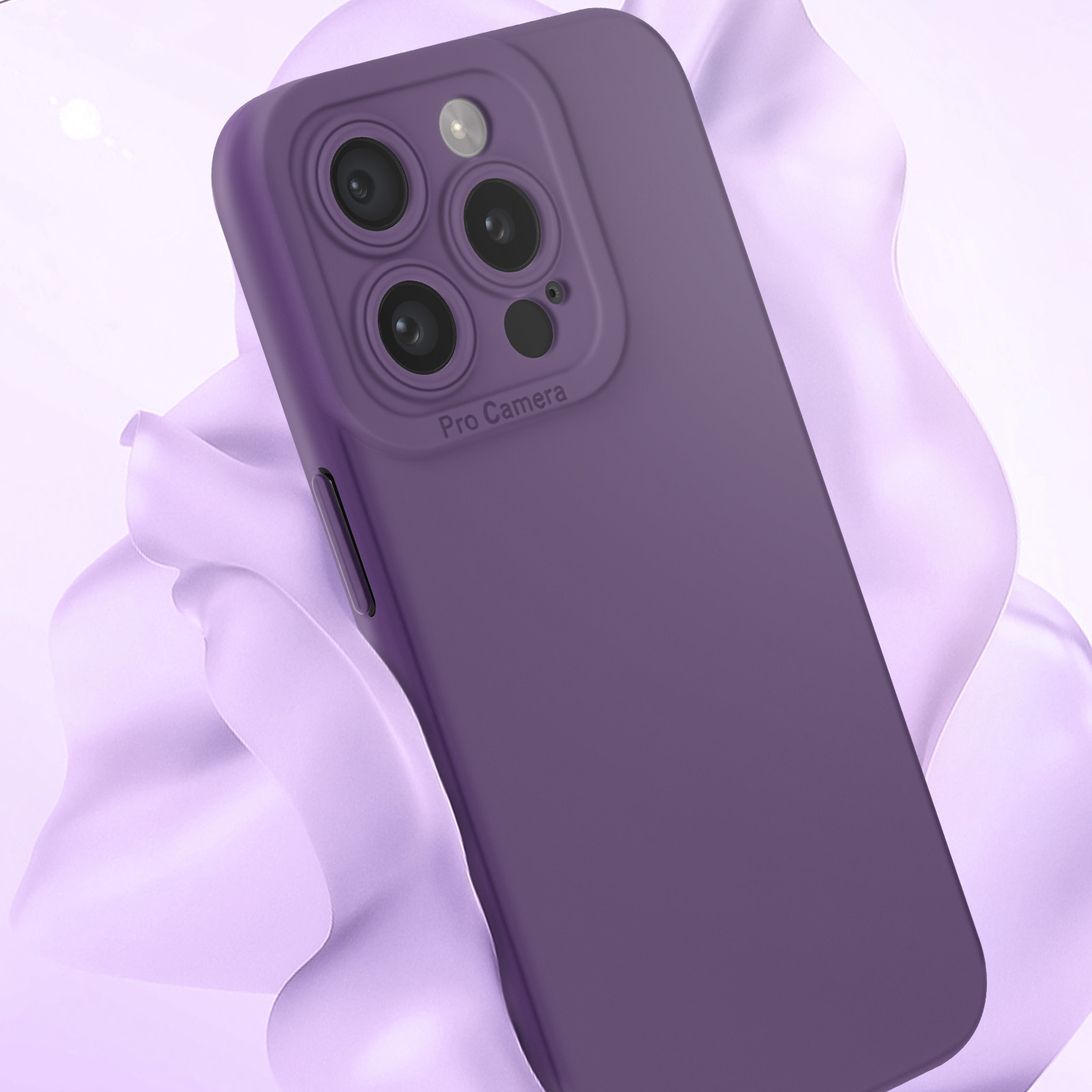 Primo piano di una custodia per telefono viola con un rigonfiamento della fotocamera. Sfondo in tessuto lilla chiaro.