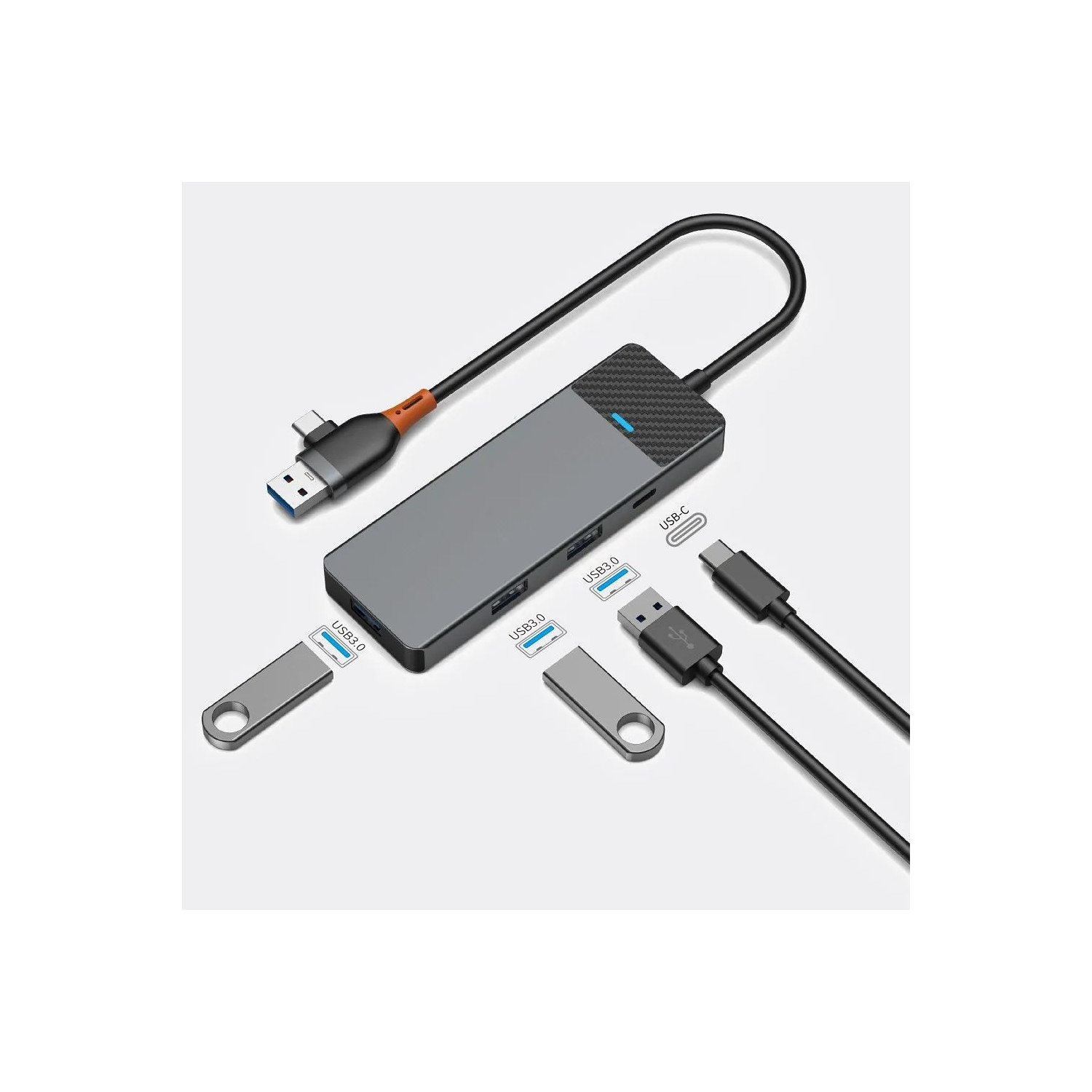 Ein grauer USB-Hub mit mehreren Anschlüssen, USB-Sticks und Kabeln, angeordnet auf weißem Untergrund.