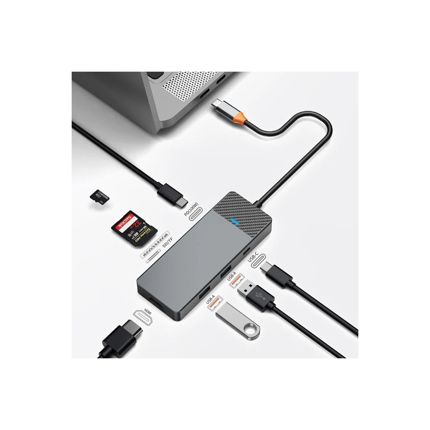 Ein Hub mit mehreren Anschlüssen und angeschlossenen Geräten, darunter ein USB-Stick, eine SD-Karte und ein Laptop.