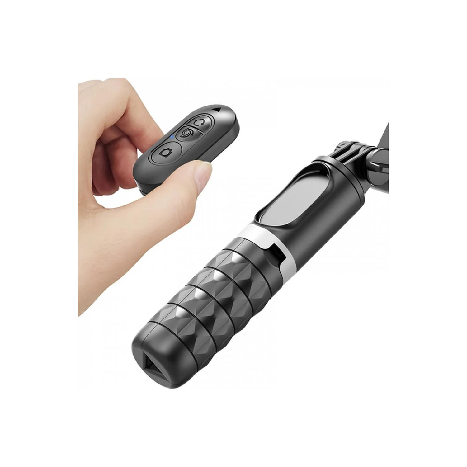 Eine Hand hält eine Fernbedienung und einen schwarzen Selfie-Stick. Der Stick hat einen strukturierten Griff und eine Telefonhalterung.